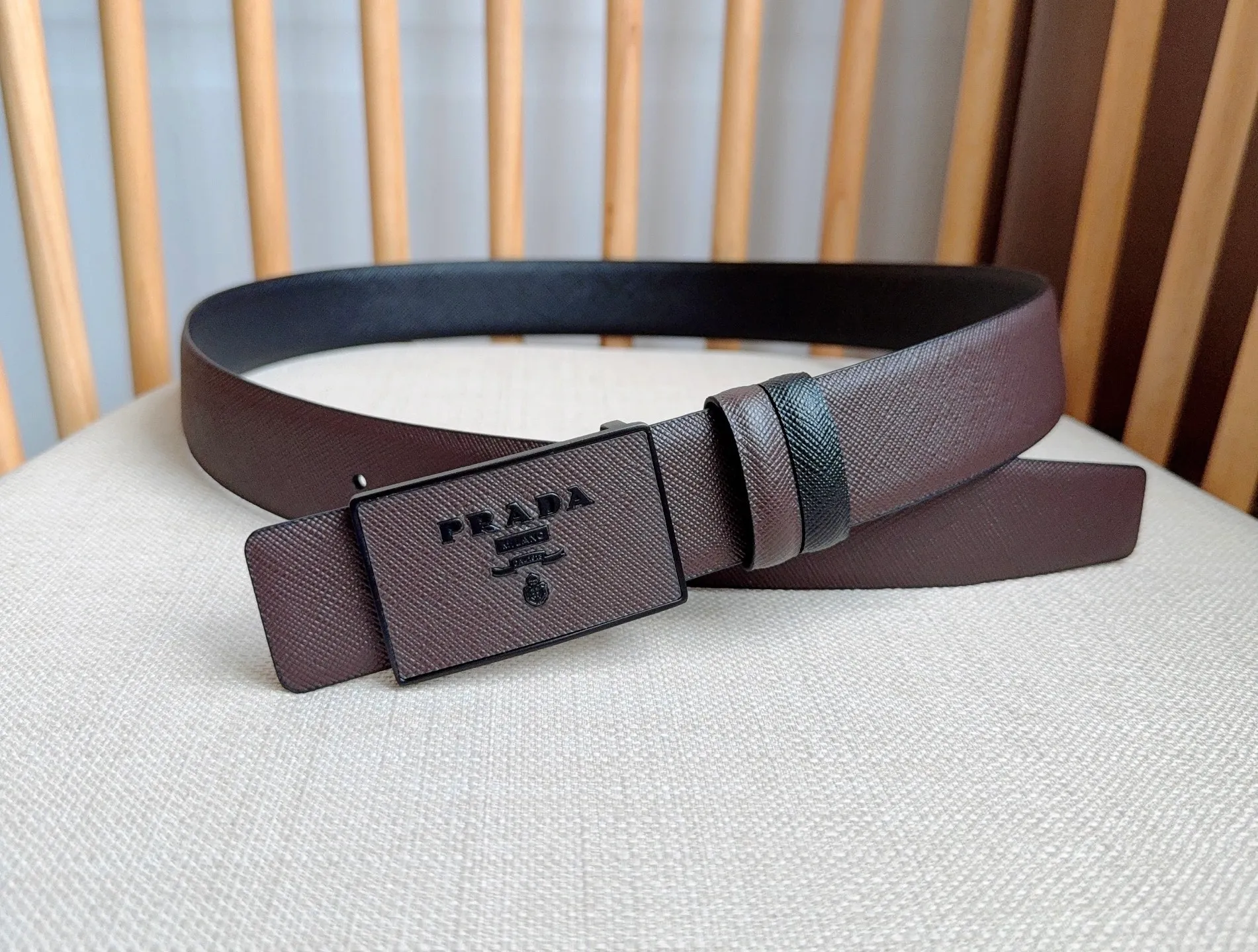 💰460💰Full package💰 💍Purchase-grade latest model from PRADA counter 🎉🎉🎉 This buckle-style belt is from the multi-functional combined accessories series and can be matched as you like. The buckle is decorated with an engraved logo. The simple silhouette shows unique characteristics and modernity, presenting a refined texture. Width: 3.5cm