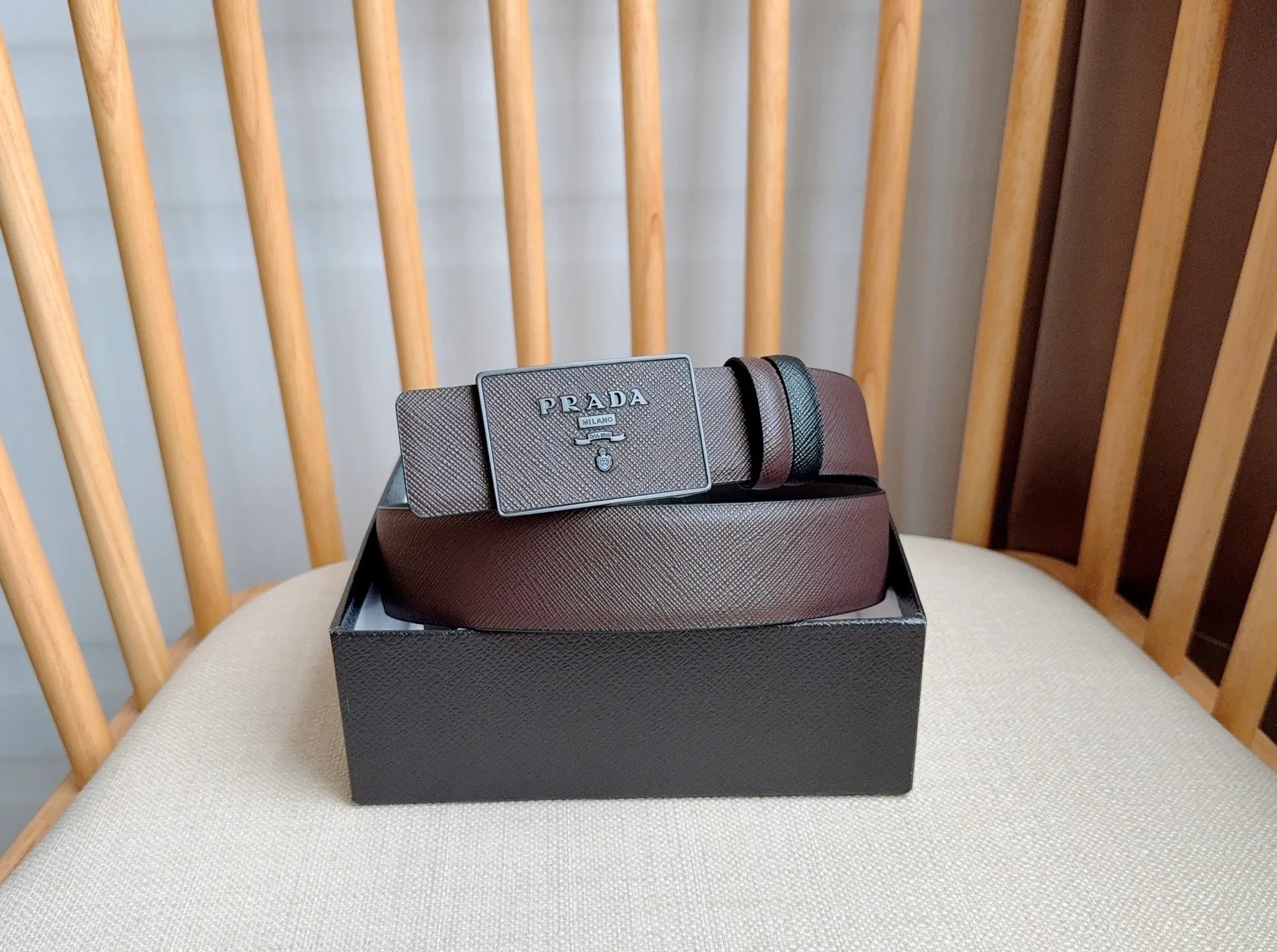 💰460💰Full package💰 💍Purchase-grade latest model from PRADA counter 🎉🎉🎉 This buckle-style belt is from the multi-functional combined accessories series and can be matched as you like. The buckle is decorated with an engraved logo. The simple silhouette shows unique characteristics and modernity, presenting a refined texture. Width: 3.5cm