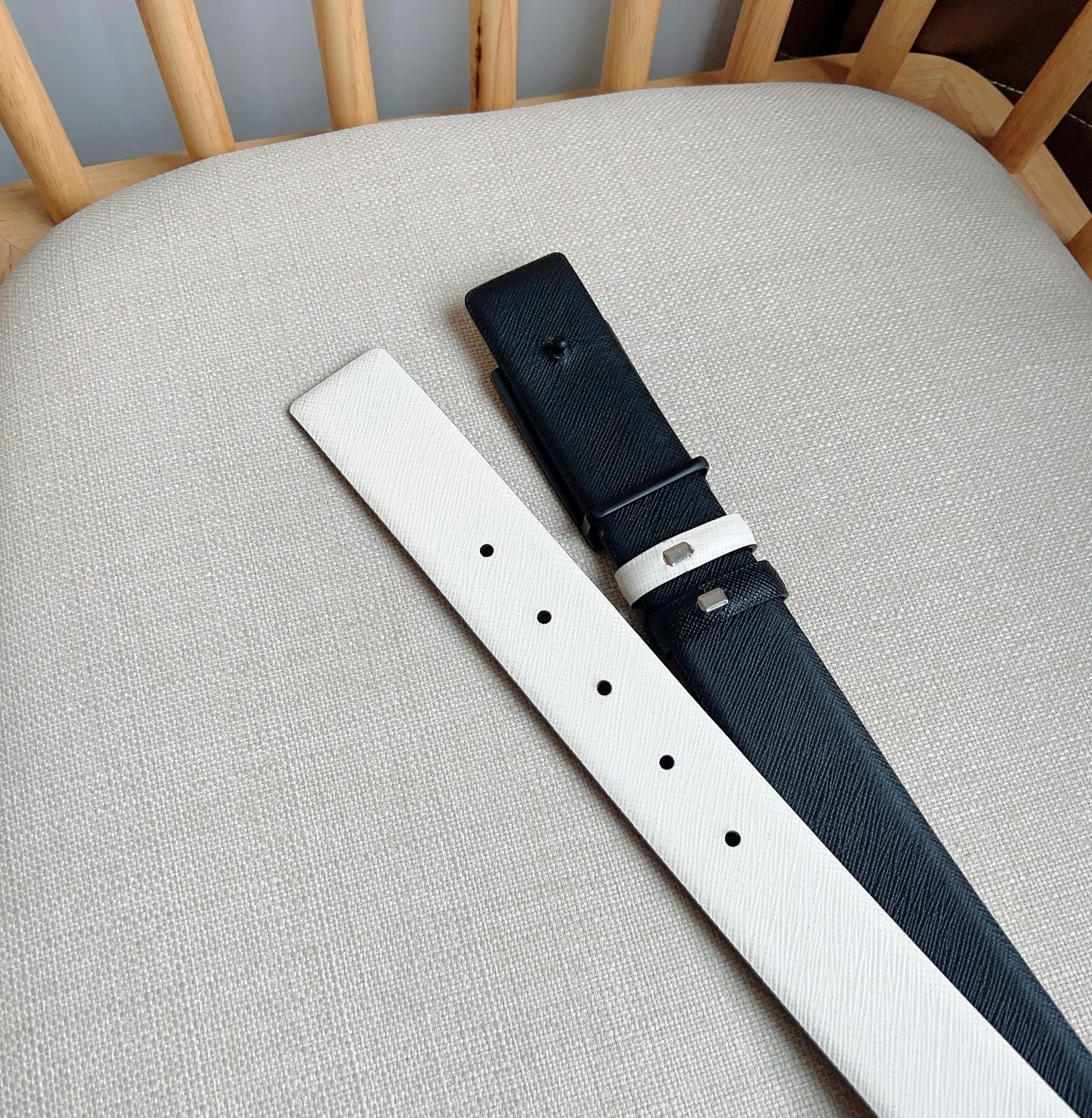 💰480💰Complete package💰 💍Purchasing-grade latest model from PRADA counter 🎉🎉🎉 This buckle-style belt is from the multi-functional combined accessories series and can be matched as you like. The buckle is decorated with an engraved logo. The simple silhouette shows unique characteristics and modernity, presenting a refined texture. Width: 3.5cm
