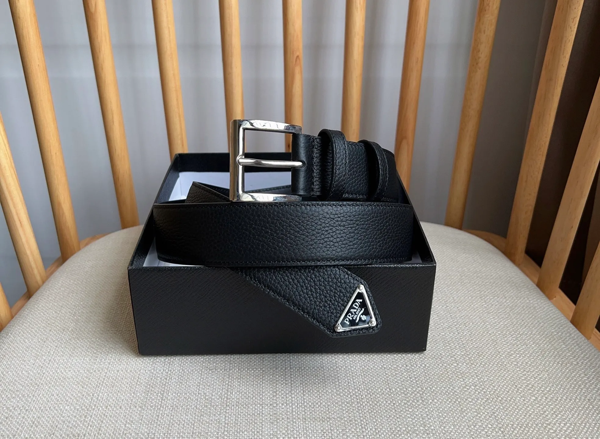 💰480💰Full package💰 💍Purchase-grade latest model from PRADA counters. The tip of this leather belt is decorated with the iconic enameled metal triangle logo. This logo was designed by Mario Prada. It first appeared on the brand's suitcase in 1913. Width 3.5cm