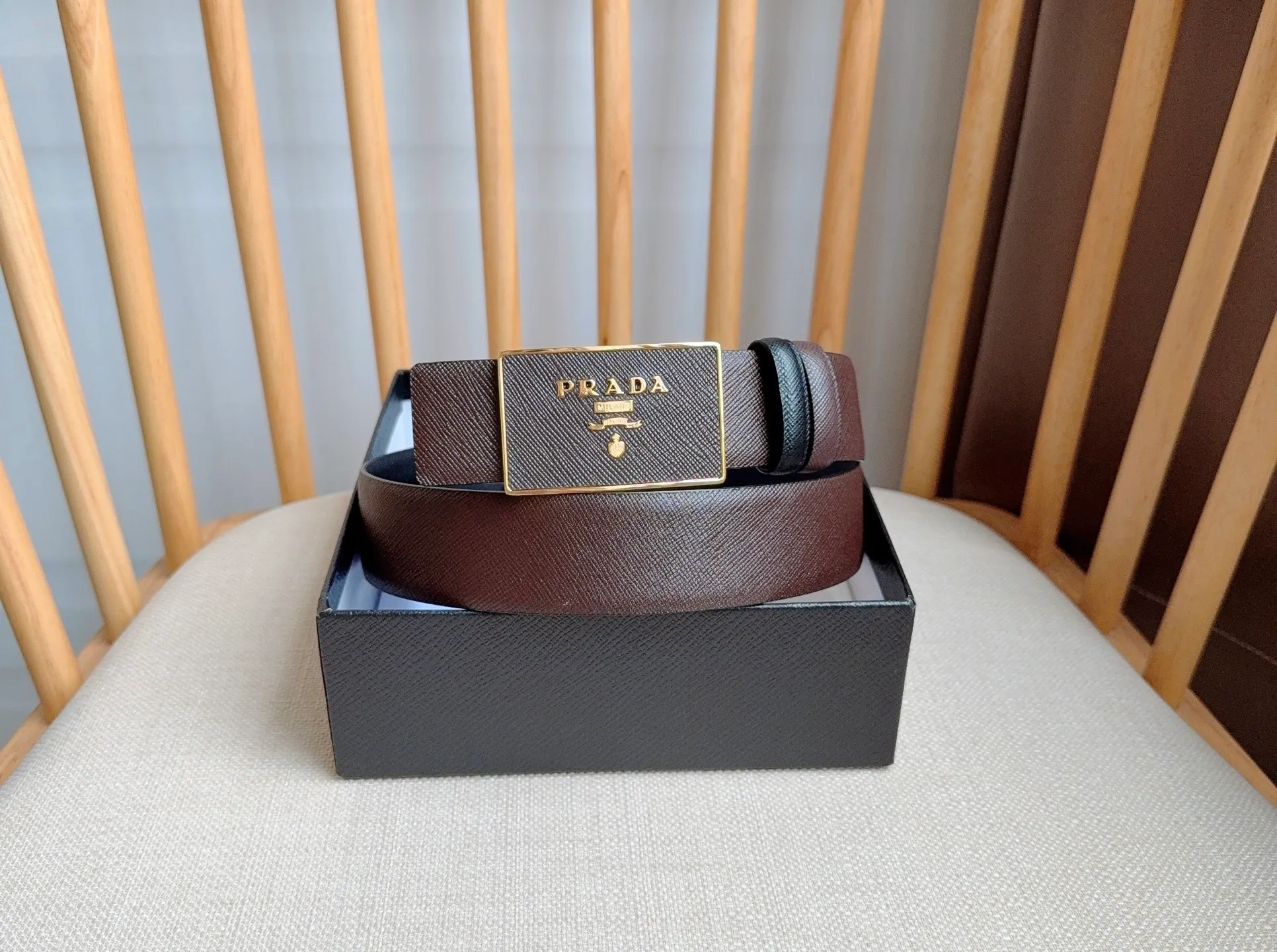 💰460💰Full package💰 💍Purchase-grade latest model from PRADA counter 🎉🎉🎉 This buckle-style belt is from the multi-functional combined accessories series and can be matched as you like. The buckle is decorated with an engraved logo. The simple silhouette shows unique characteristics and modernity, presenting a refined texture. Width: 3.5cm