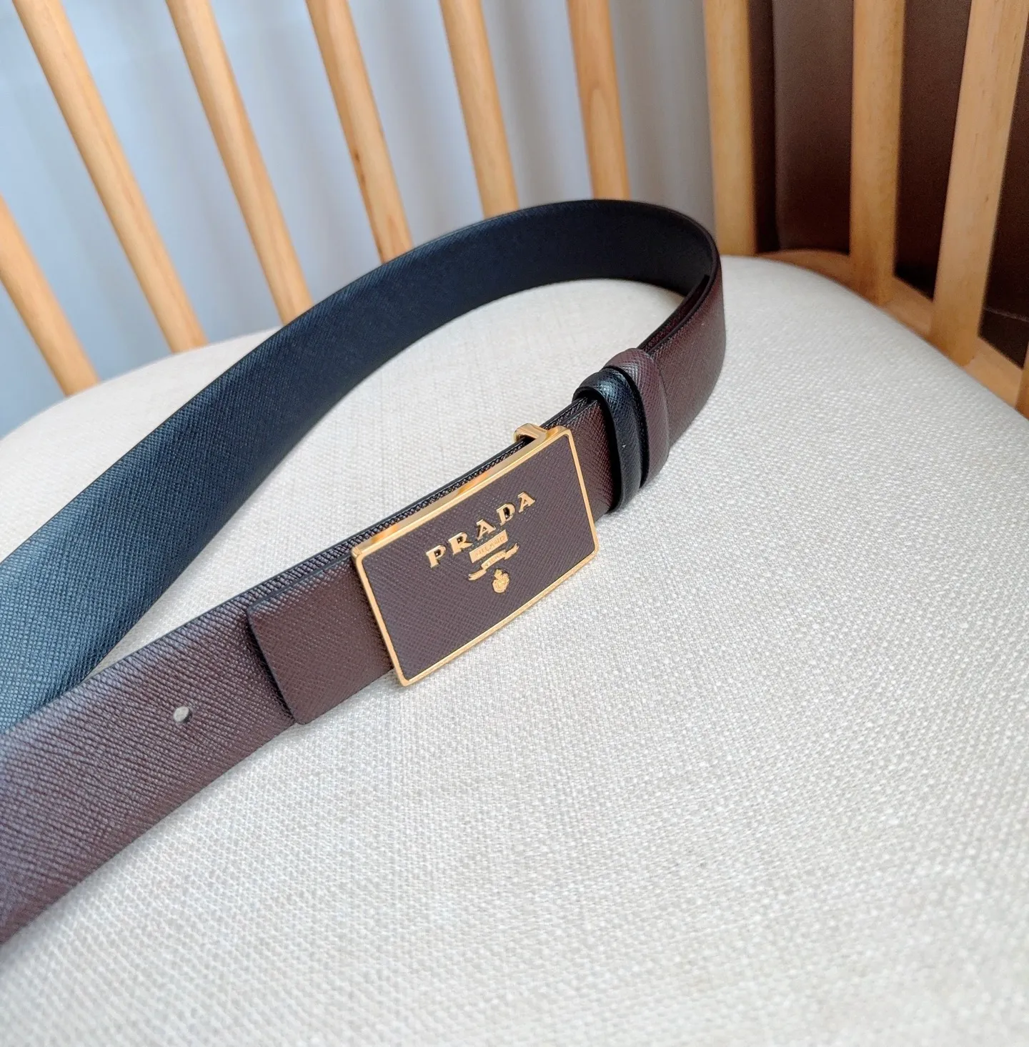 💰460💰Full package💰 💍Purchase-grade latest model from PRADA counter 🎉🎉🎉 This buckle-style belt is from the multi-functional combined accessories series and can be matched as you like. The buckle is decorated with an engraved logo. The simple silhouette shows unique characteristics and modernity, presenting a refined texture. Width: 3.5cm