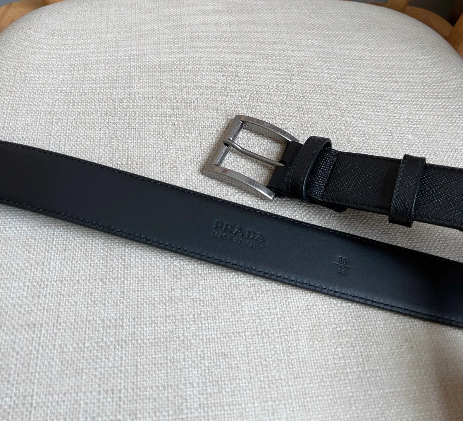 💰480💰Full package💰 💍Purchase-grade latest model from PRADA counters. The tip of this leather belt is decorated with the iconic enameled metal triangle logo. This logo was designed by Mario Prada. It first appeared on the brand's suitcase in 1913. It is unisex and 3.5cm wide.