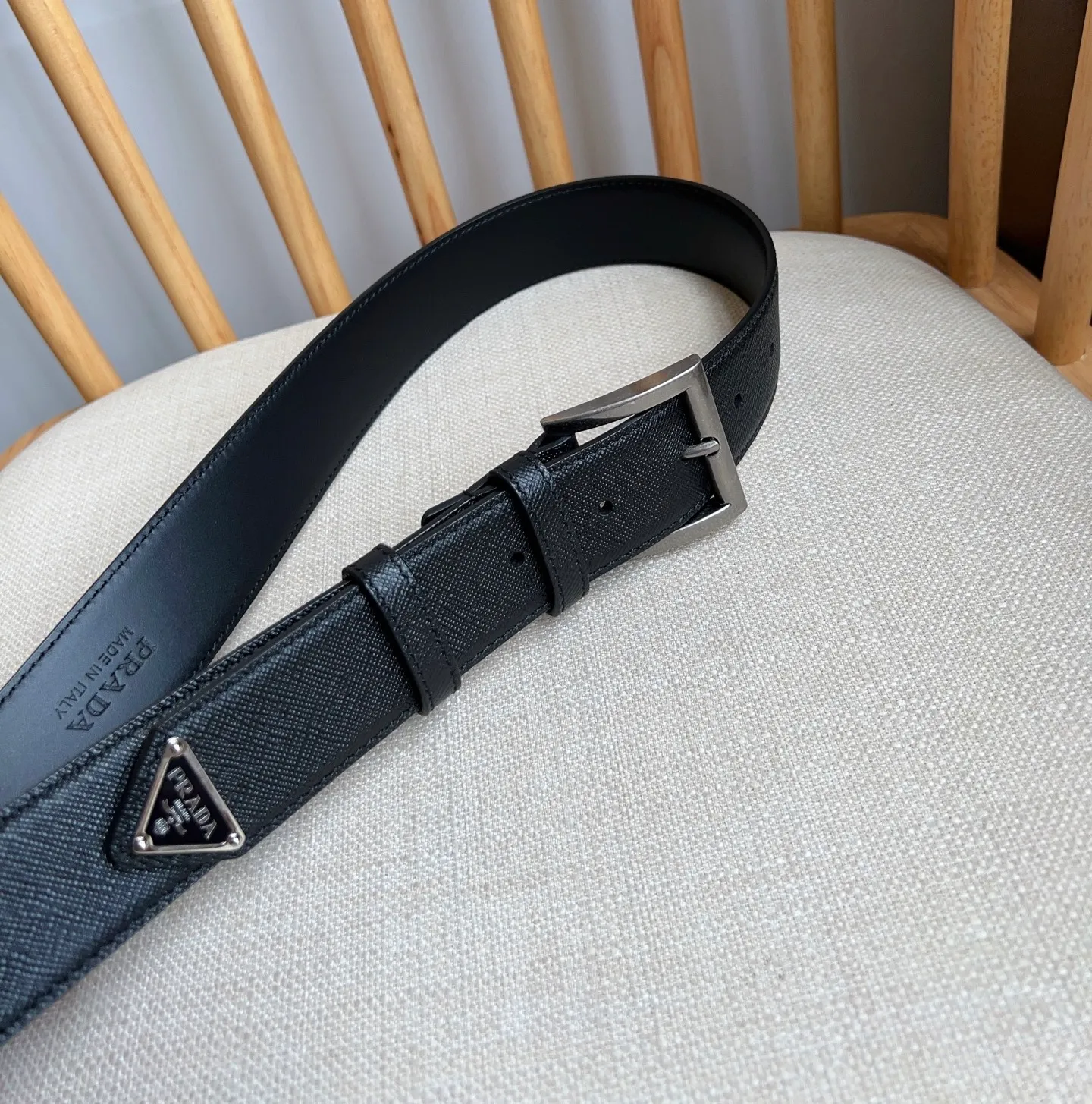 💰480💰Full package💰 💍Purchase-grade latest model from PRADA counters. The tip of this leather belt is decorated with the iconic enameled metal triangle logo. This logo was designed by Mario Prada. It first appeared on the brand's suitcase in 1913. It is unisex and 3.5cm wide.
