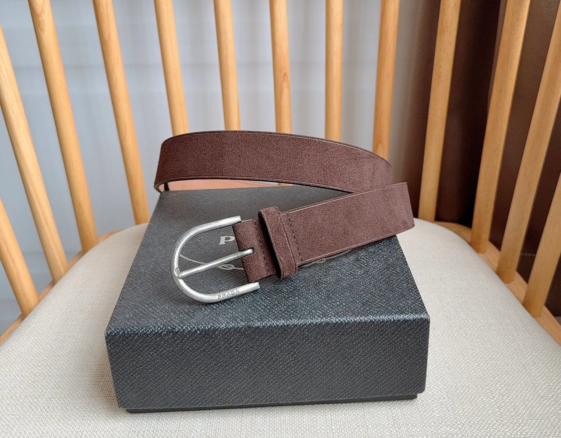 💰460💰Full package💰 💍Purchasing agent level PRADA⚡️🌹 The latest model at the counter 🎉🎉🎉 This soft suede leather belt has a simple and exquisite design. The metal buckle with rounded lines is the finishing touch for modern accessories. It has unique characteristics and modernity, presenting a refined texture. Width: 3.5cm