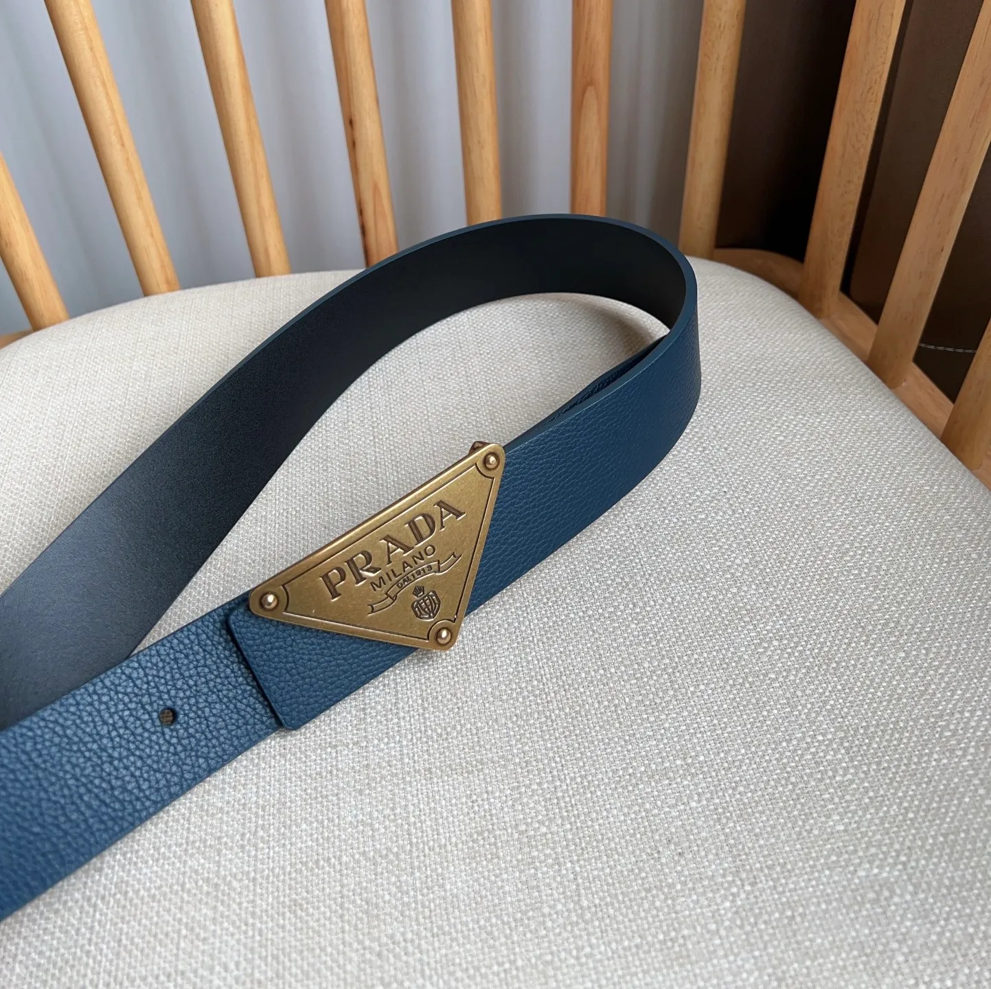 💰480💰Complete package💰 💍Purchasing-grade latest model from PRADA counter 🎉🎉🎉 This buckle-style belt is from the multifunctional modular accessories series and can be matched as you like. The triangular logo shows its unique characteristics and modernity through the universal simple silhouette, presenting a refined texture. Width: 3.5cm