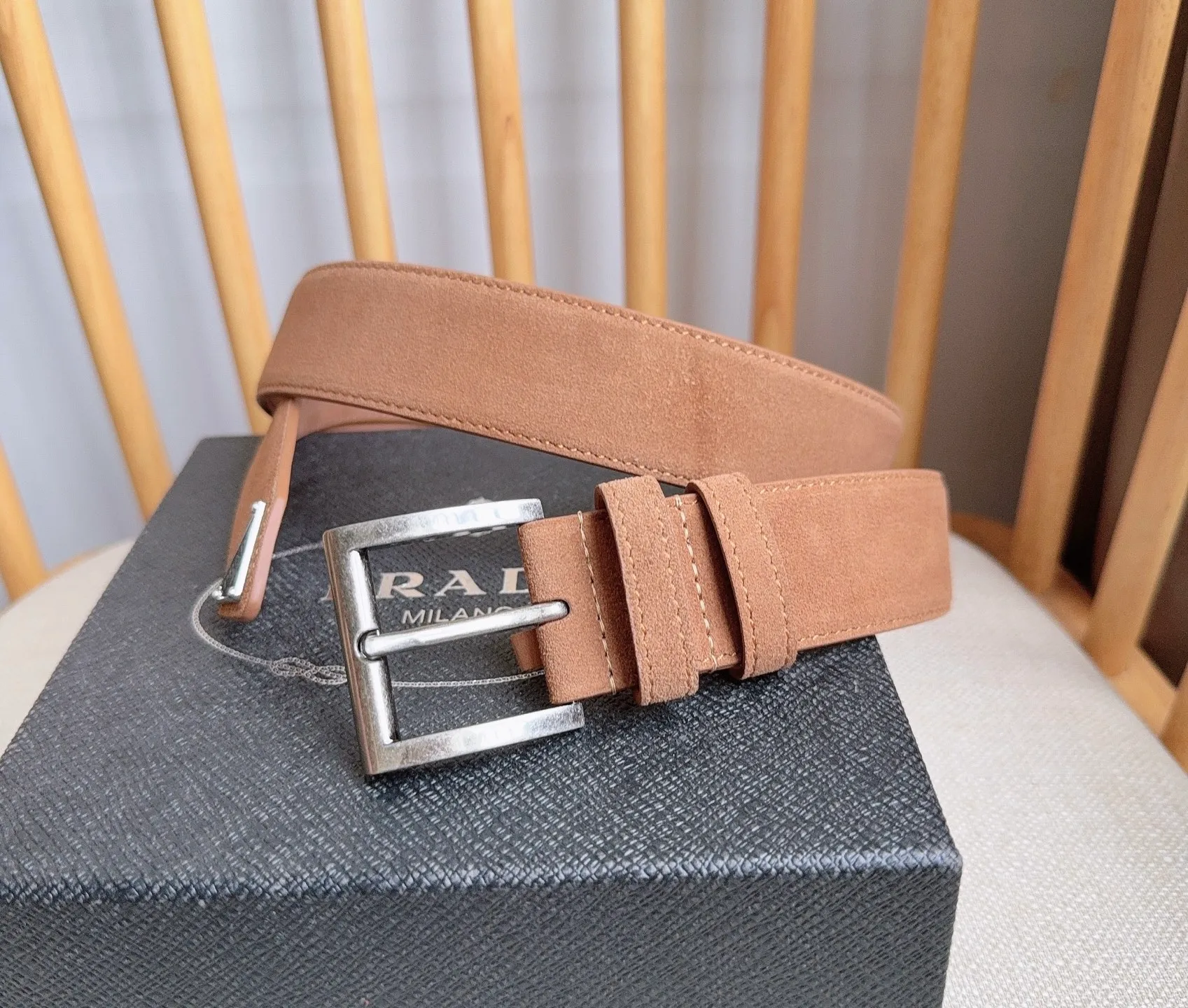 💰480💰Full package💰 💍Purchase-grade PRADA (Prada) ⚡️🌹The latest model at the counter. This suede leather belt has a simple yet exquisite style. The end is eye-catchingly decorated with an enamel triangular metal logo⚡️🌹It is the brand's iconic material. Unisex Width 3.5cm