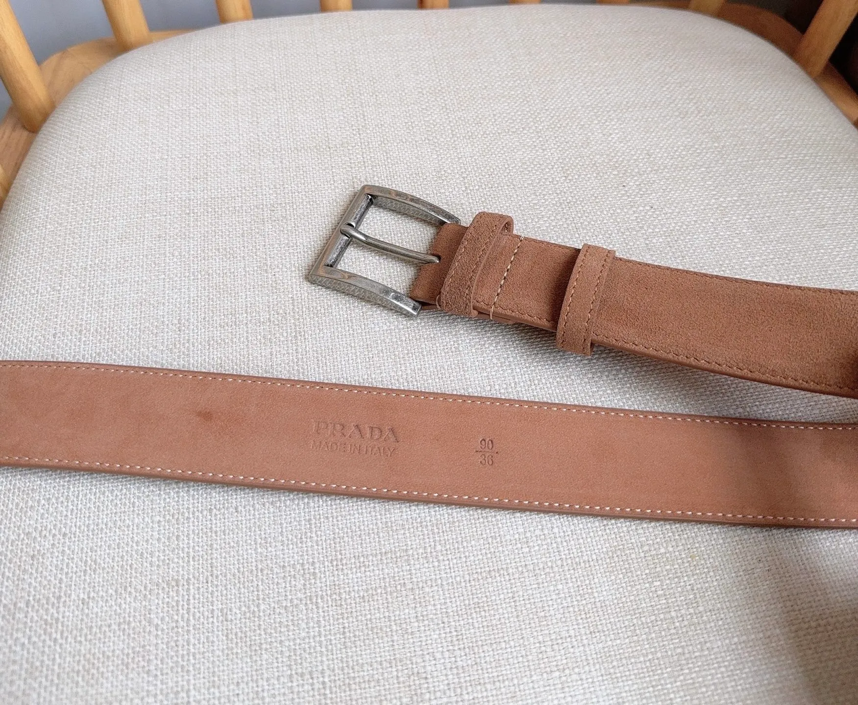 💰480💰Full package💰 💍Purchase-grade PRADA (Prada) ⚡️🌹The latest model at the counter. This suede leather belt has a simple yet exquisite style. The end is eye-catchingly decorated with an enamel triangular metal logo⚡️🌹It is the brand's iconic material. Unisex Width 3.5cm