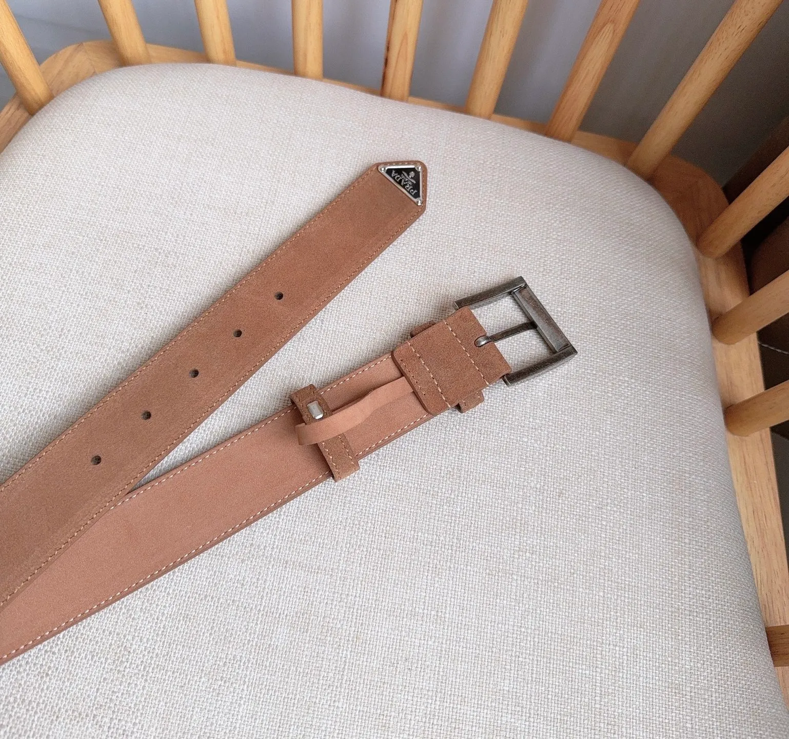 💰480💰Full package💰 💍Purchase-grade PRADA (Prada) ⚡️🌹The latest model at the counter. This suede leather belt has a simple yet exquisite style. The end is eye-catchingly decorated with an enamel triangular metal logo⚡️🌹It is the brand's iconic material. Unisex Width 3.5cm