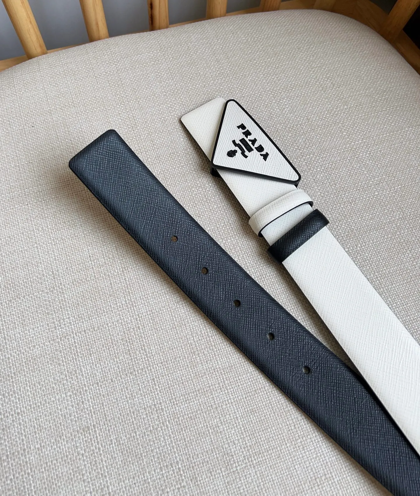 💰460💰Full package💰 💍Purchasing agent level PRADA counter latest model 🎉🎉🎉 This buckle belt is from the multifunctional modular accessories series and can be matched as you like. The triangular logo shows its unique characteristics and modernity through the universal simple silhouette, presenting a refined texture. Width: 3.5cm