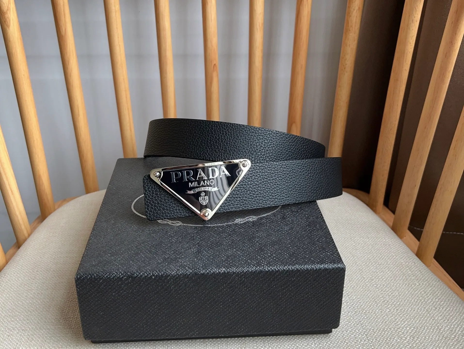 💰480💰Complete package💰 💍Purchasing-grade latest model from PRADA counter 🎉🎉🎉 This buckle-style belt is from the multifunctional modular accessories series and can be matched as you like. The triangular logo shows its unique characteristics and modernity through the universal simple silhouette, presenting a refined texture. Width: 3.5cm