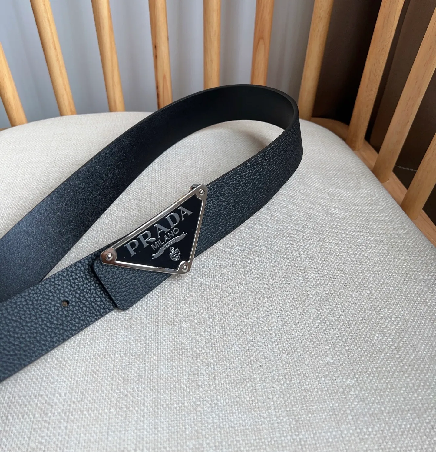 💰480💰Complete package💰 💍Purchasing-grade latest model from PRADA counter 🎉🎉🎉 This buckle-style belt is from the multifunctional modular accessories series and can be matched as you like. The triangular logo shows its unique characteristics and modernity through the universal simple silhouette, presenting a refined texture. Width: 3.5cm