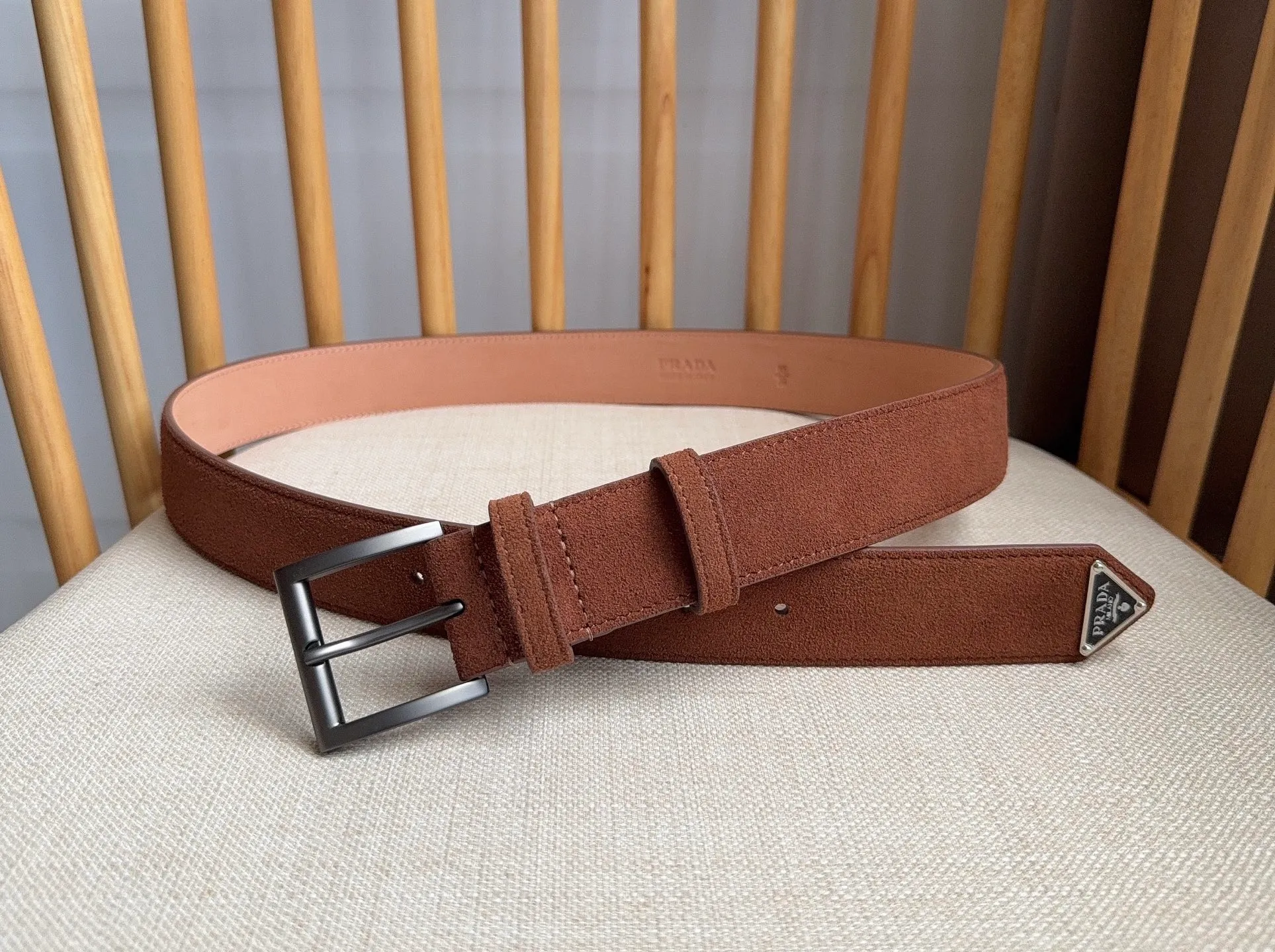 💰480💰Full package💰 💍Purchase-grade PRADA (Prada) ⚡️🌹The latest model at the counter. This suede leather belt has a simple yet exquisite style. The end is eye-catchingly decorated with an enamel triangular metal logo⚡️🌹It is the brand's iconic material. Unisex Width 3.5cm