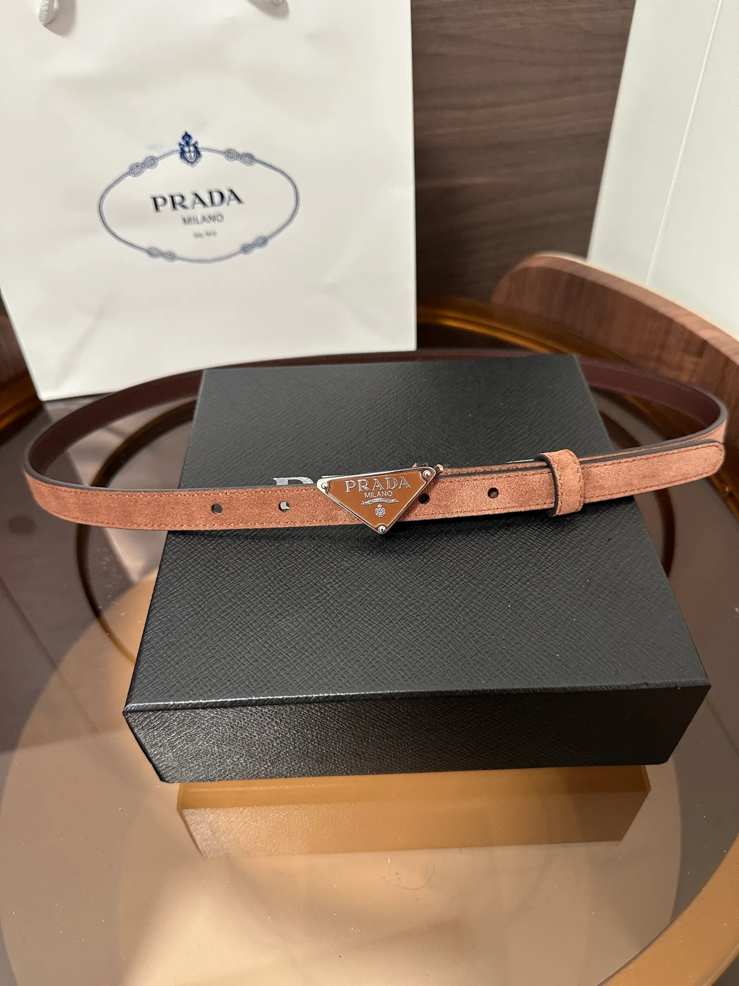 💰460💰Full package💰 💍Purchase level Prada⚡️Suede leather belt ⚡️This suede leather belt uses a fashionable and exquisite design to highlight your personality🌹It is more refined with a metal buckle, reminiscent of the iconic triangle logo⚡️The metal buckle is embellished with an enamel-coated triangle metal logo⚡️Width 1.5cm