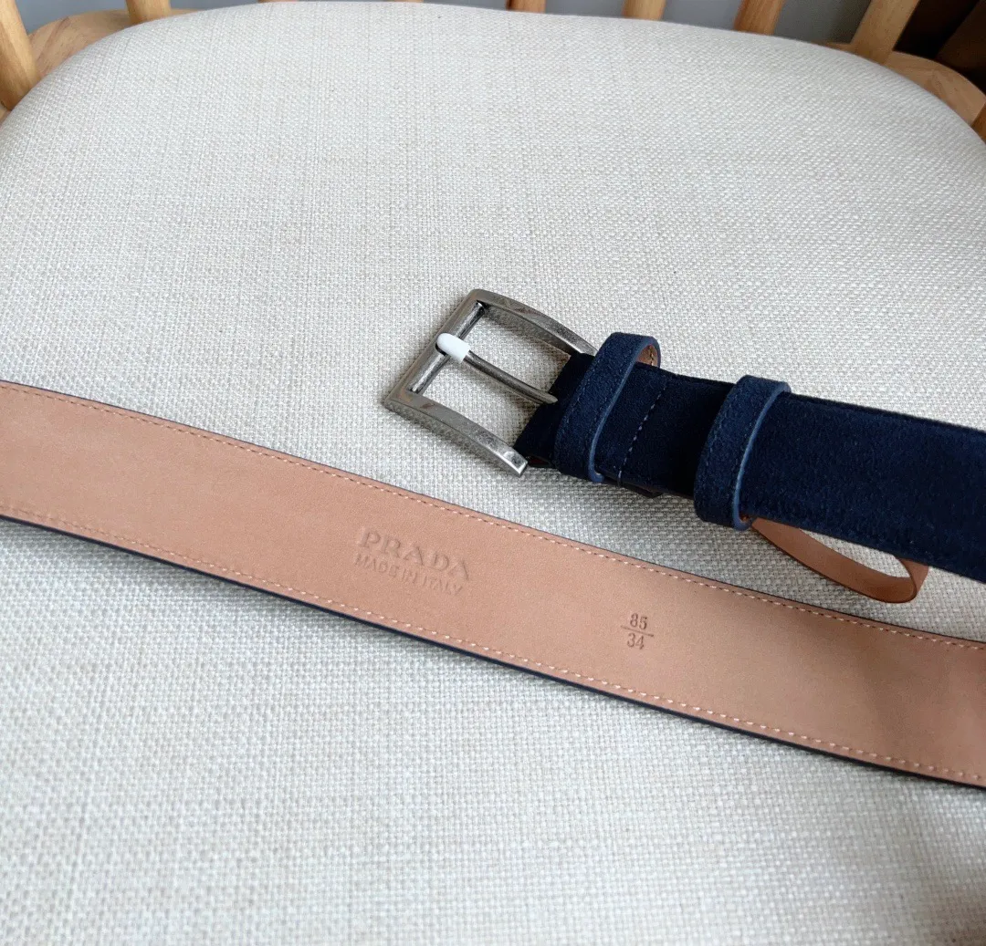 💰480💰Full package💰 💍Purchase-grade PRADA (Prada) ⚡️🌹The latest model at the counter. This suede leather belt has a simple yet exquisite style. The end is eye-catchingly decorated with an enamel triangular metal logo⚡️🌹It is the brand's iconic material. Unisex Width 3.5cm