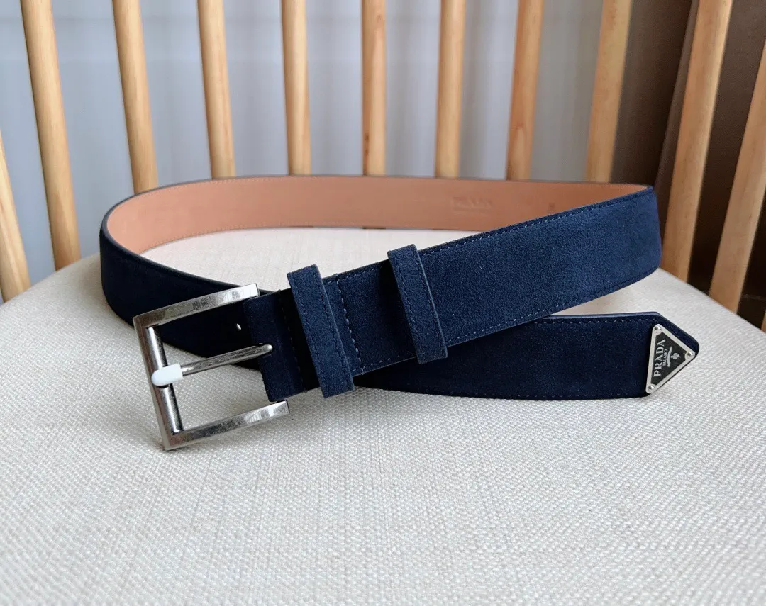 💰480💰Full package💰 💍Purchase-grade PRADA (Prada) ⚡️🌹The latest model at the counter. This suede leather belt has a simple yet exquisite style. The end is eye-catchingly decorated with an enamel triangular metal logo⚡️🌹It is the brand's iconic material. Unisex Width 3.5cm