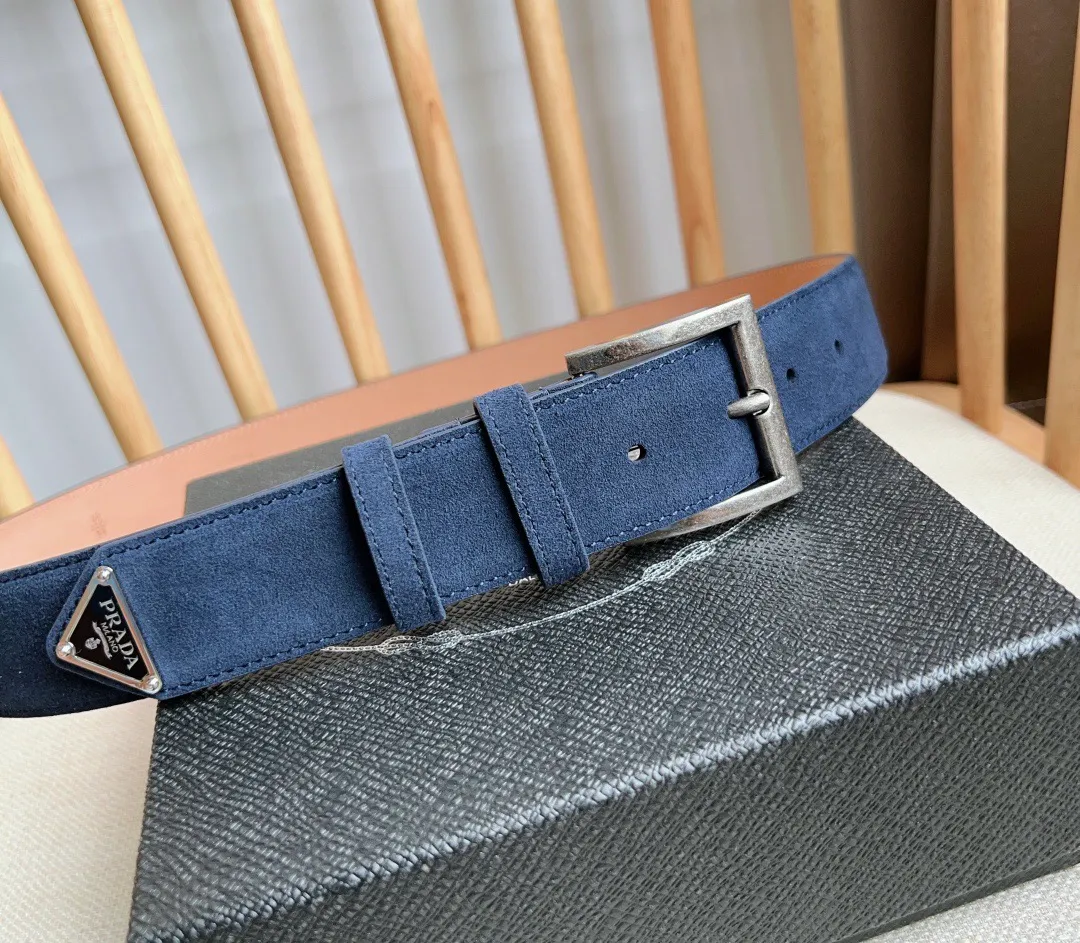 💰480💰Full package💰 💍Purchase-grade PRADA (Prada) ⚡️🌹The latest model at the counter. This suede leather belt has a simple yet exquisite style. The end is eye-catchingly decorated with an enamel triangular metal logo⚡️🌹It is the brand's iconic material. Unisex Width 3.5cm