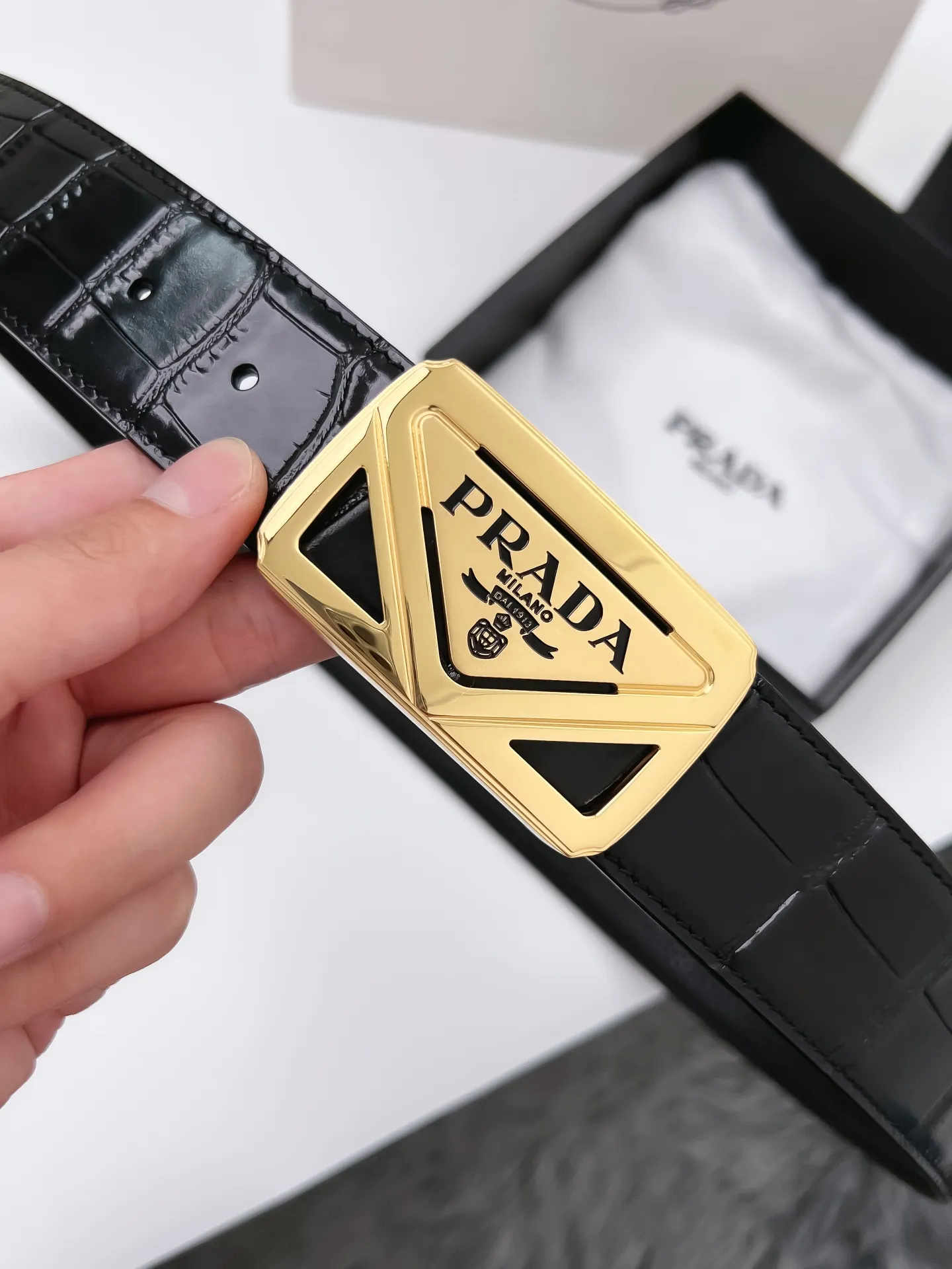 💰480💰Authentic packaging💰 💍Purchasing agent grade Prada Width 3.9CM The surface is made of first-layer cowhide with pressed crocodile pattern, highly simulated crocodile, good-looking and durable, first-layer pebbled bottom leather, double-sided. High-end texture, exquisite workmanship. The first choice for quality men. High-quality pure steel buckle (gold and silver) Size: 100-125CM Packaging: full set of packaging