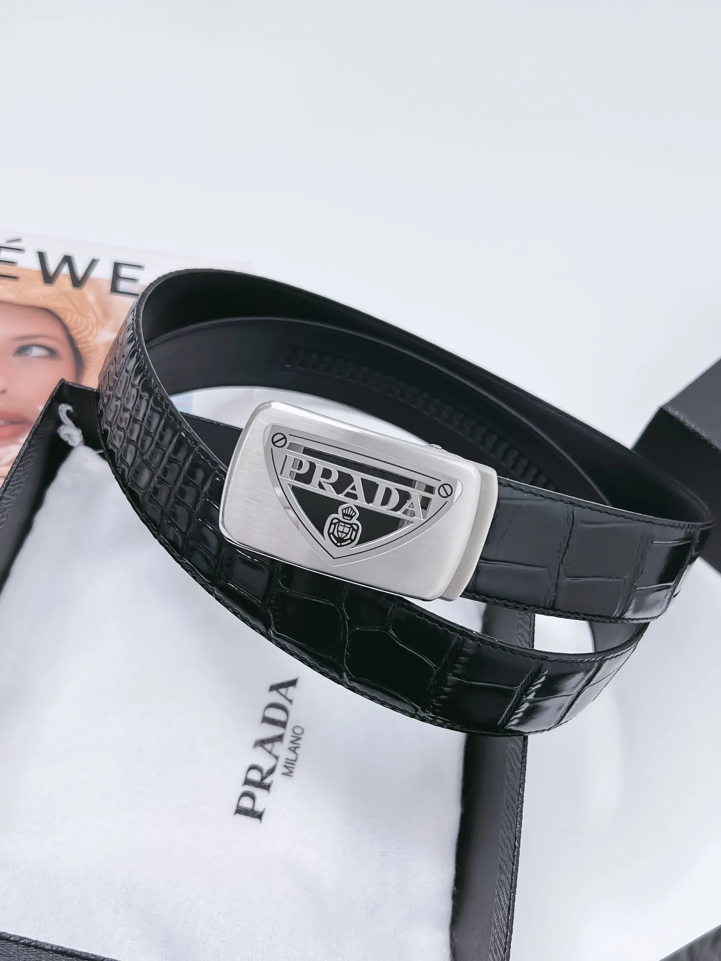 💰440💰Authentic packaging💰 💍Purchase-grade Prada stainless steel automatic buckle belt, width 3.5CM KGB2I180, high-quality style, high-end and durable. The imported top layer simulates crocodile belly patterns, which are comparable to real crocodiles, and the durability and patterns are very similar. Bottom leather: cowhide imported from Italy, pure imported to ensure durability. Button head: 316 stainless steel buckle (gold, silver) Size; 100-125CM (can be cut) Packaging: full set of packaging