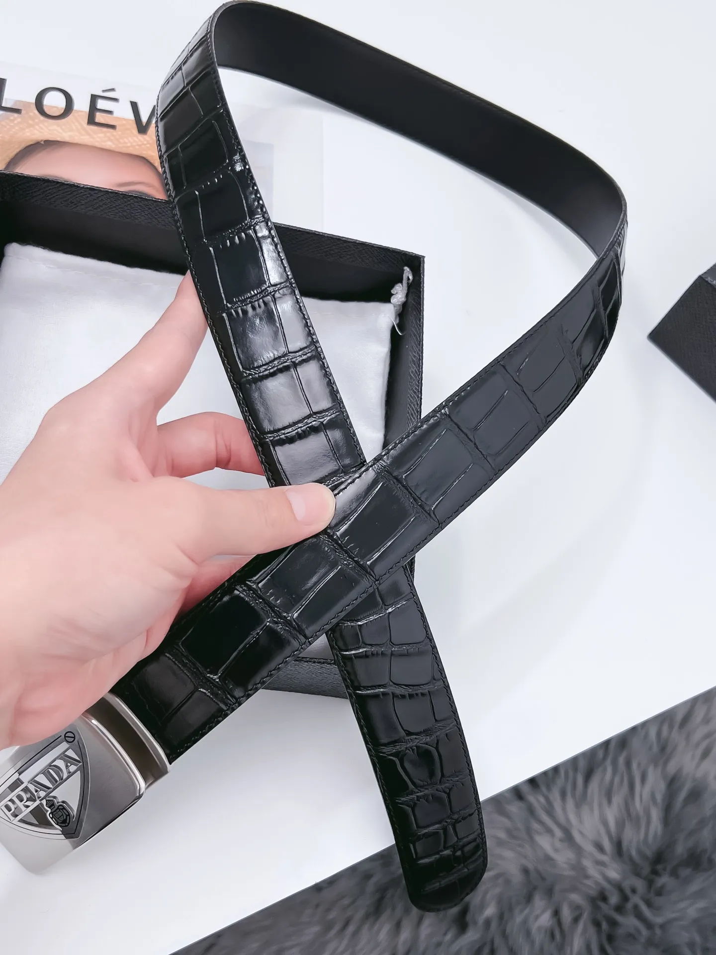 💰440💰Authentic packaging💰 💍Purchase-grade Prada stainless steel automatic buckle belt, width 3.5CM KGB2I180, high-quality style, high-end and durable. The imported top layer simulates crocodile belly patterns, which are comparable to real crocodiles, and the durability and patterns are very similar. Bottom leather: cowhide imported from Italy, pure imported to ensure durability. Button head: 316 stainless steel buckle (gold, silver) Size; 100-125CM (can be cut) Packaging: full set of packaging