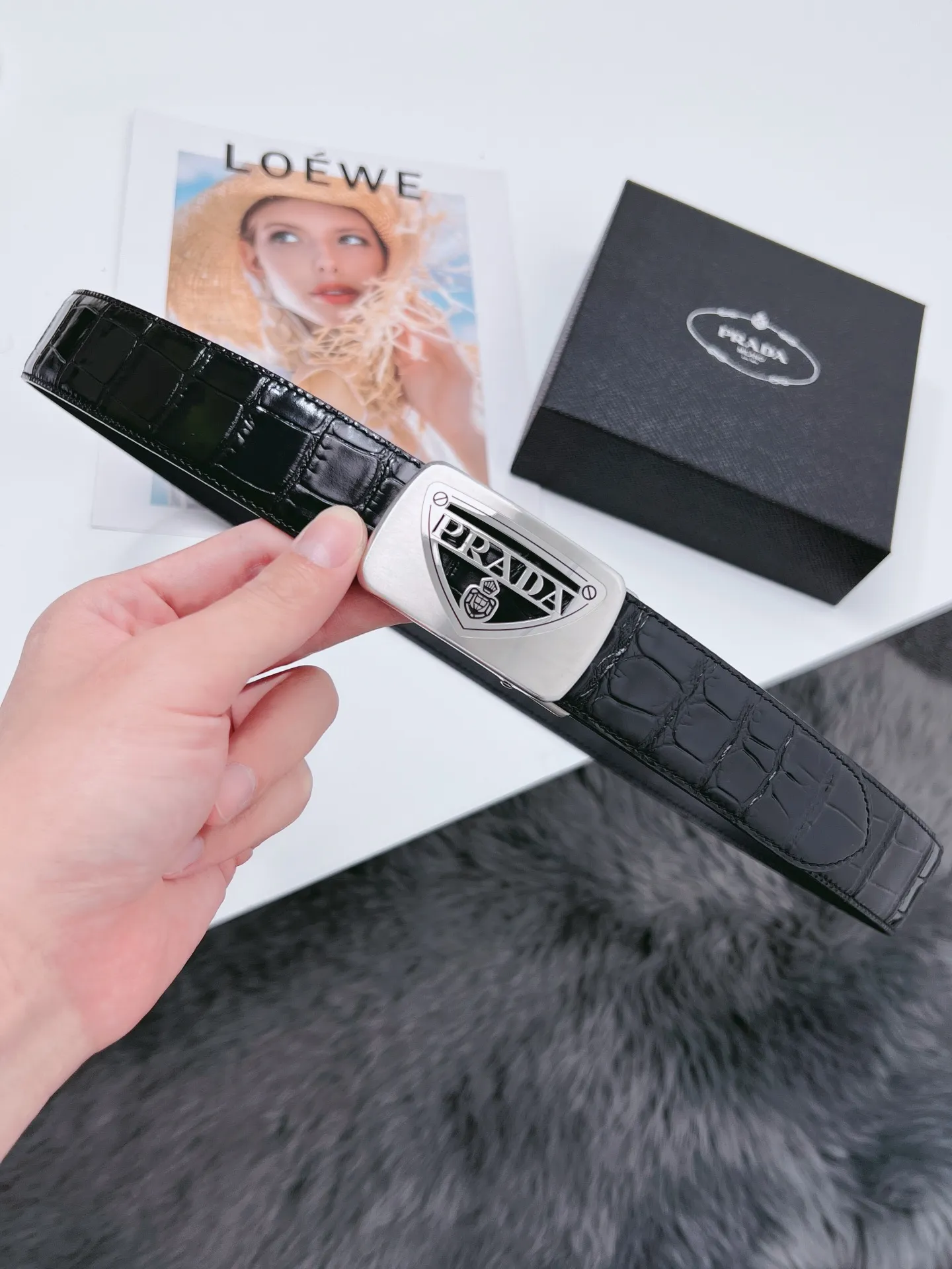 💰440💰Authentic packaging💰 💍Purchase-grade Prada stainless steel automatic buckle belt, width 3.5CM KGB2I180, high-quality style, high-end and durable. The imported top layer simulates crocodile belly patterns, which are comparable to real crocodiles, and the durability and patterns are very similar. Bottom leather: cowhide imported from Italy, pure imported to ensure durability. Button head: 316 stainless steel buckle (gold, silver) Size; 100-125CM (can be cut) Packaging: full set of packaging