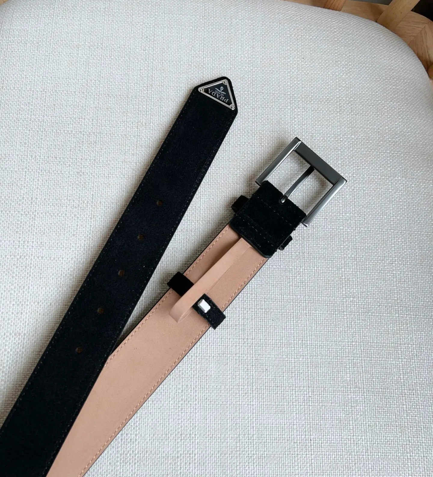 💰480💰Full package💰 💍Purchase-grade PRADA (Prada) ⚡️🌹The latest model at the counter. This suede leather belt has a simple yet exquisite style. The end is eye-catchingly decorated with an enamel triangular metal logo⚡️🌹It is the brand's iconic material. Unisex Width 3.5cm