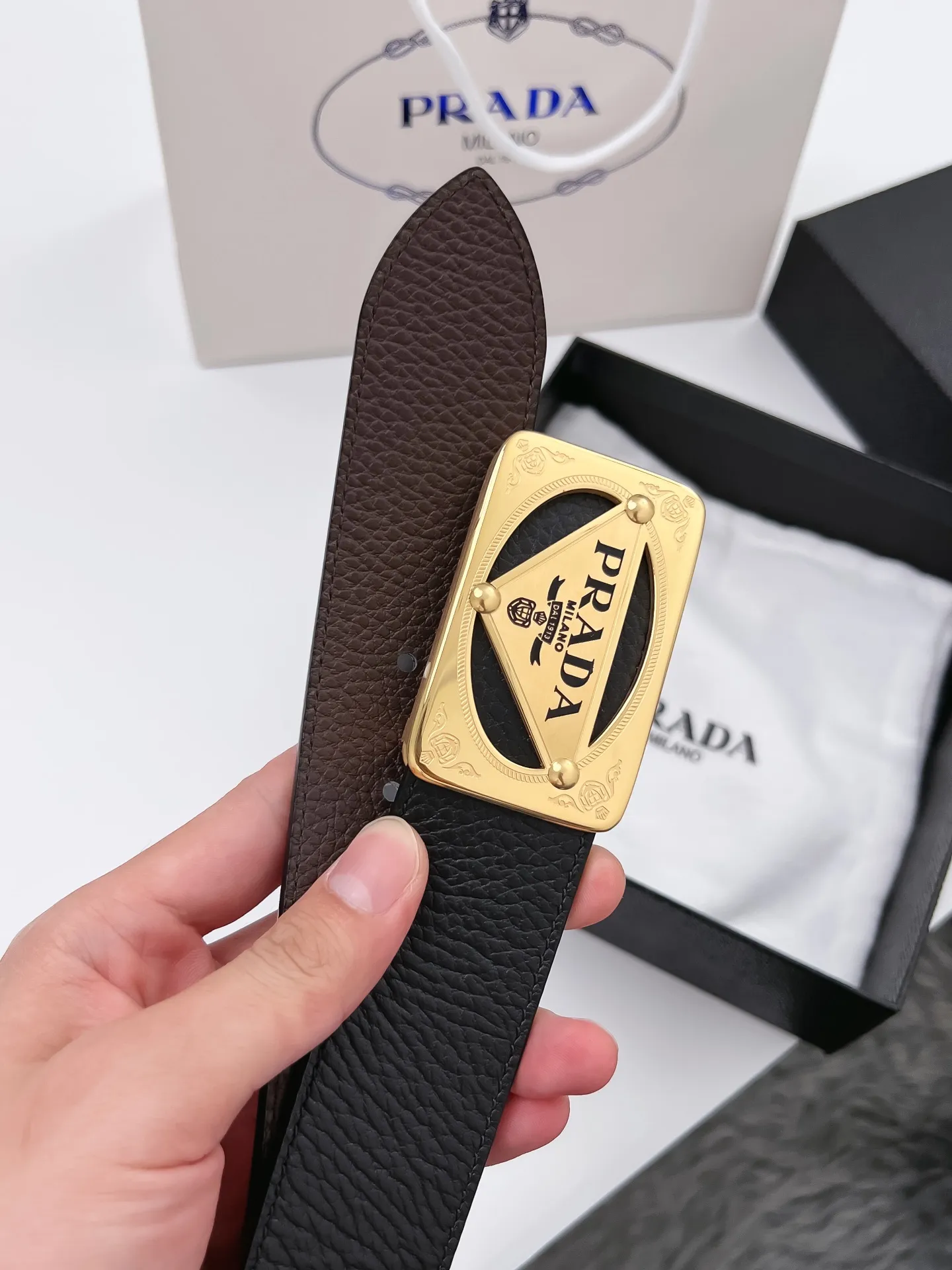 💰480💰Authentic packaging💰 💍Purchase grade Prada 3.8cm Material: Customer-provided natural pebbled calf leather, black with coffee, full-grain leather, thick leather, full feel. The overall grade is very high. Button head: pure steel buckle (gold silver). Size: 100-125CM (can be cut) Packaging: high-end gift box packaging