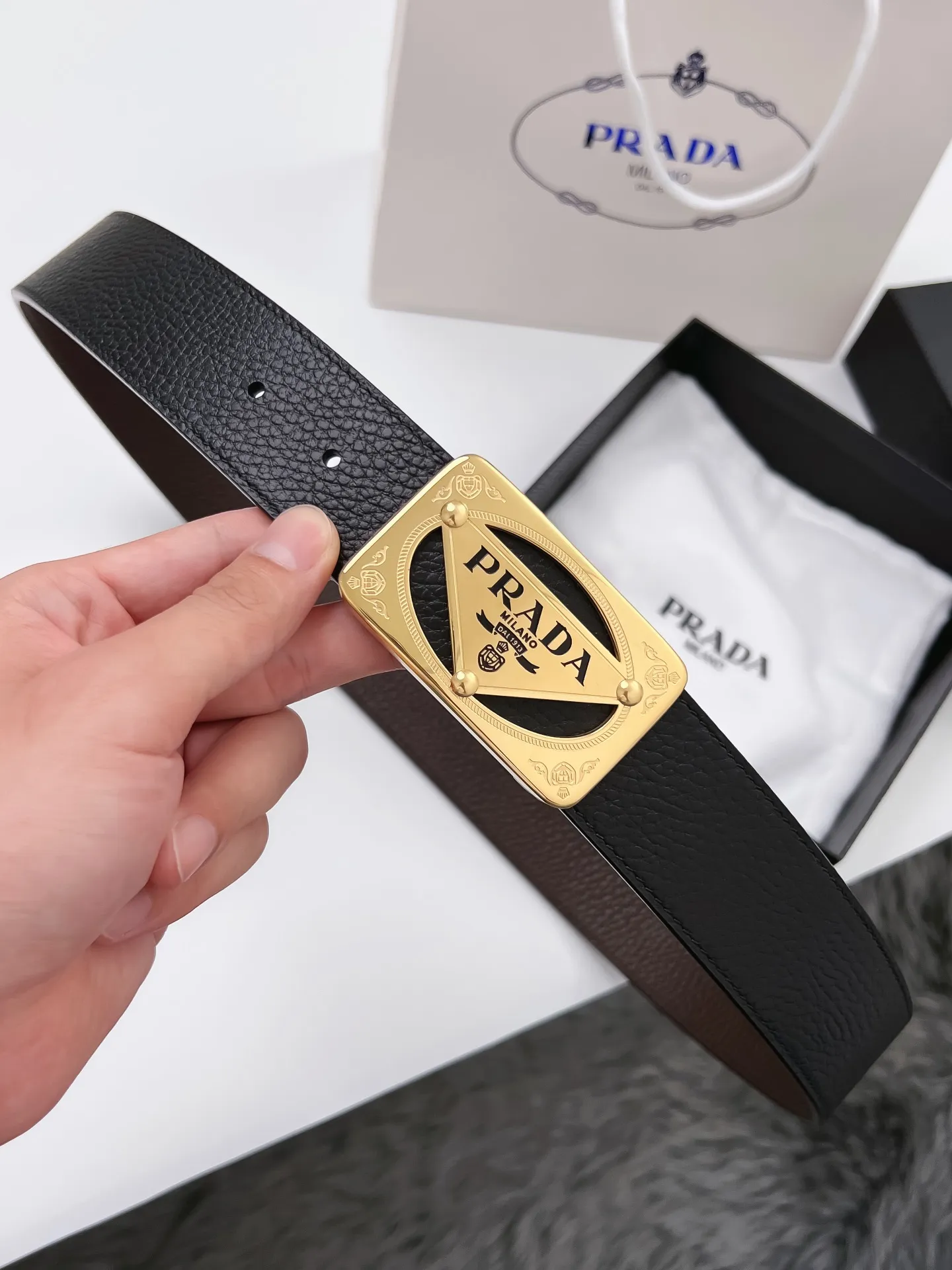 💰480💰Authentic packaging💰 💍Purchase grade Prada 3.8cm Material: Customer-provided natural pebbled calf leather, black with coffee, full-grain leather, thick leather, full feel. The overall grade is very high. Button head: pure steel buckle (gold silver). Size: 100-125CM (can be cut) Packaging: high-end gift box packaging