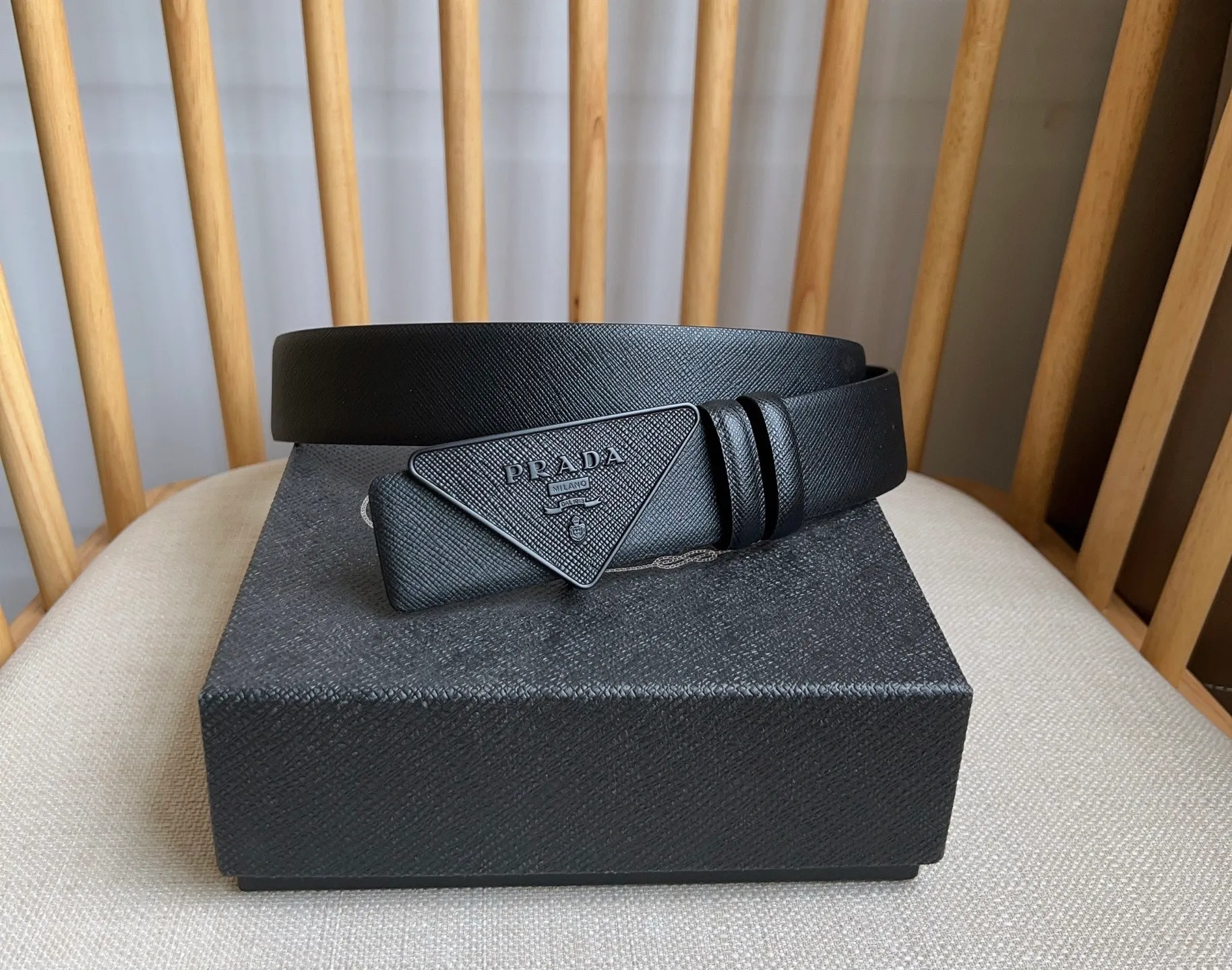 💰460💰Full package💰 💍Purchasing agent level PRADA counter latest model 🎉🎉🎉 This buckle belt is from the multifunctional modular accessories series and can be matched as you like. The triangular logo shows its unique characteristics and modernity through the universal simple silhouette, presenting a refined texture. Width: 3.5cm