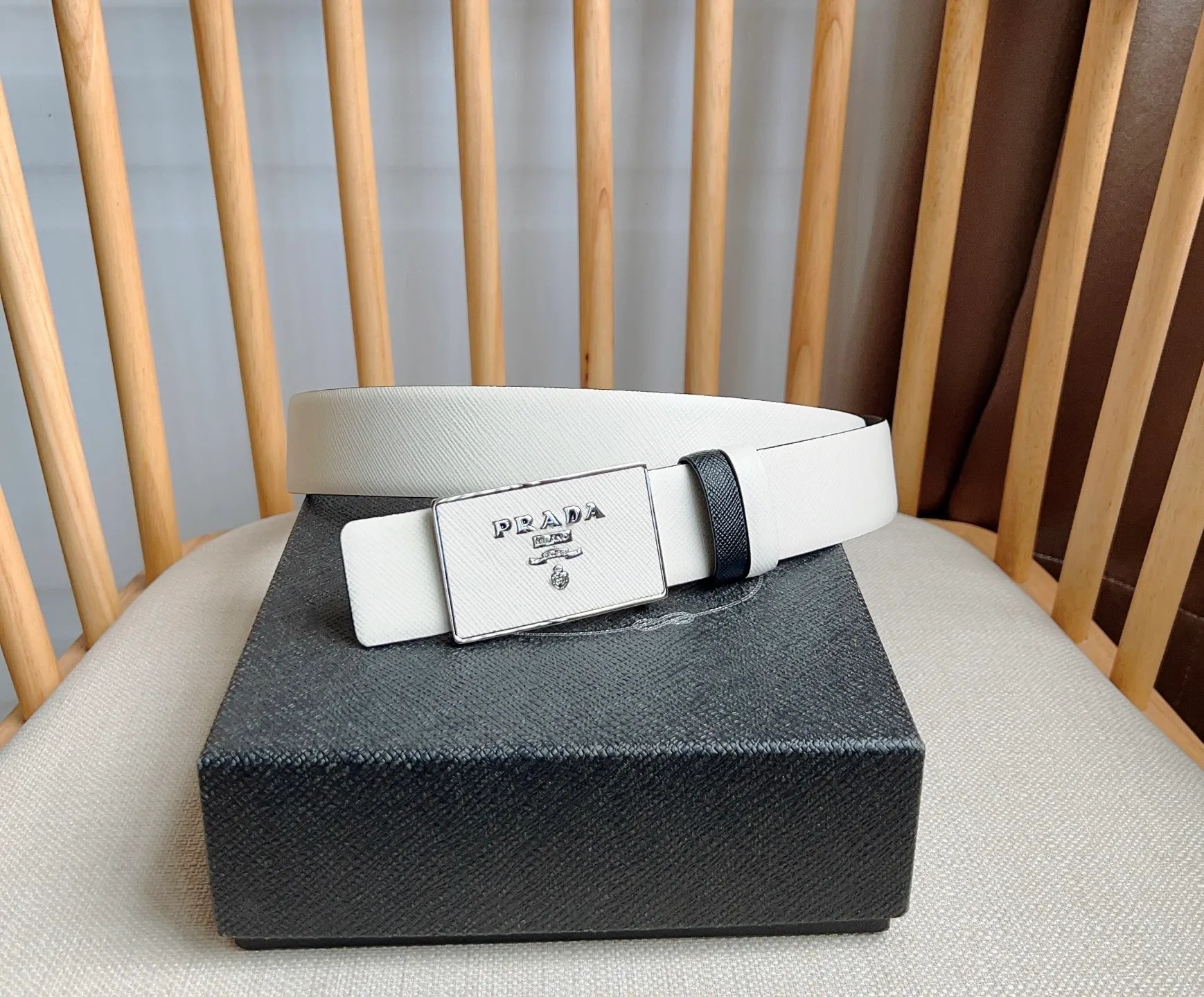 💰480💰Complete package💰 💍Purchasing-grade latest model from PRADA counter 🎉🎉🎉 This buckle-style belt is from the multi-functional combined accessories series and can be matched as you like. The buckle is decorated with an engraved logo. The simple silhouette shows unique characteristics and modernity, presenting a refined texture. Width: 3.5cm