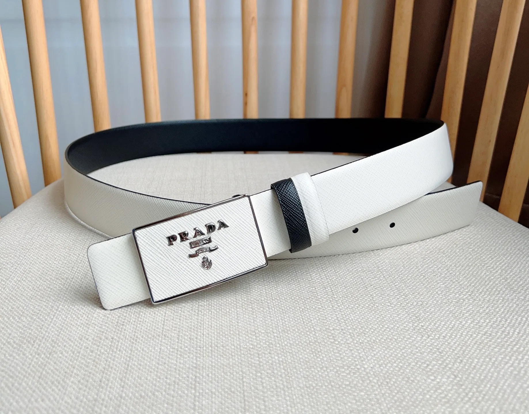 💰480💰Complete package💰 💍Purchasing-grade latest model from PRADA counter 🎉🎉🎉 This buckle-style belt is from the multi-functional combined accessories series and can be matched as you like. The buckle is decorated with an engraved logo. The simple silhouette shows unique characteristics and modernity, presenting a refined texture. Width: 3.5cm