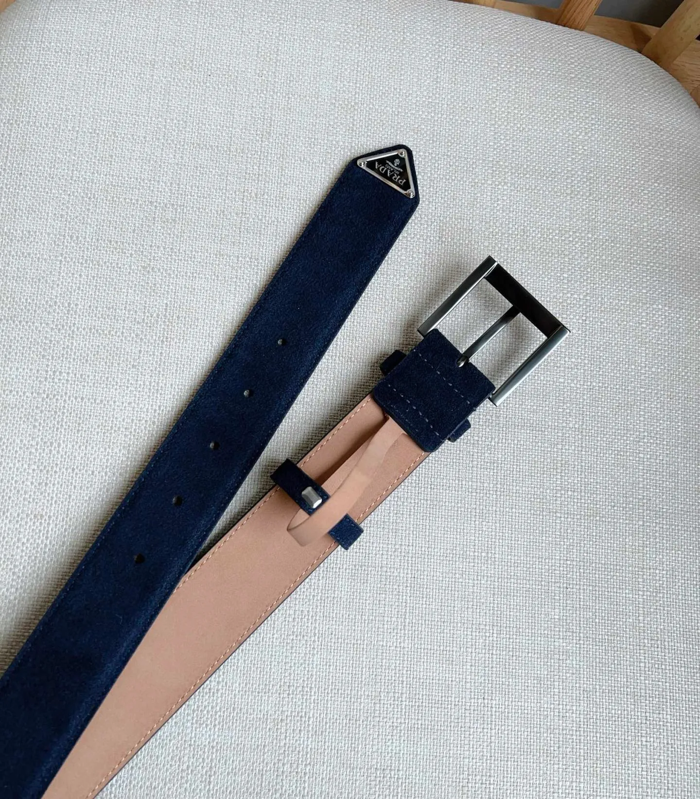 💰480💰Full package💰 💍Purchase-grade PRADA (Prada) ⚡️🌹The latest model at the counter. This suede leather belt has a simple yet exquisite style. The end is eye-catchingly decorated with an enamel triangular metal logo⚡️🌹It is the brand's iconic material. Unisex Width 3.5cm