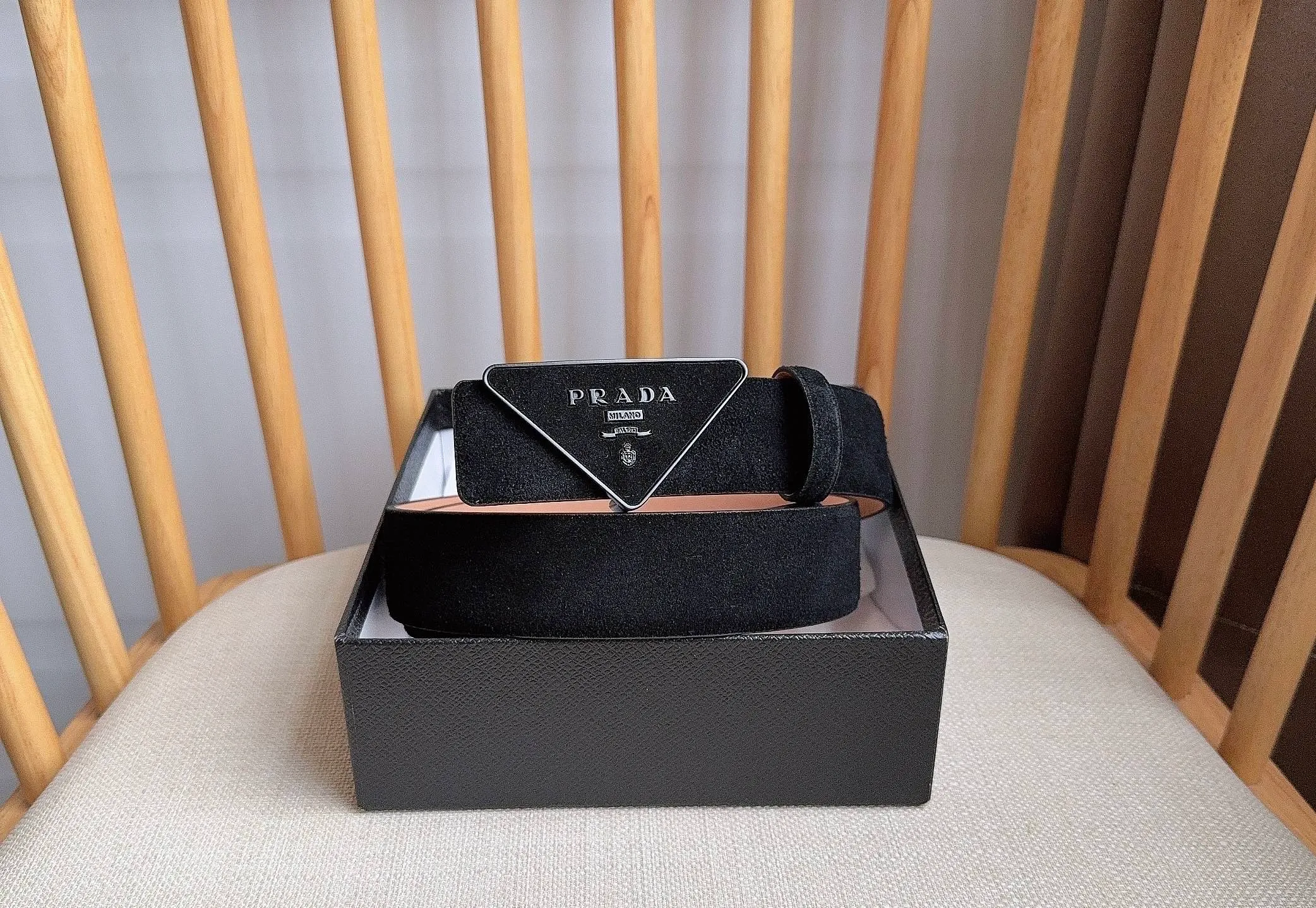 💰460💰Full package💰 💍Purchase level PRADA (Prada) ⚡️🌹Latest model at the counter 🎉🎉🎉 This soft suede leather belt has a simple and exquisite design. The triangular logo metal buckle adds the finishing touch to modern accessories. It has unique features and modernity, presenting a refined texture. ⚡️🌹Width: 3.5cm