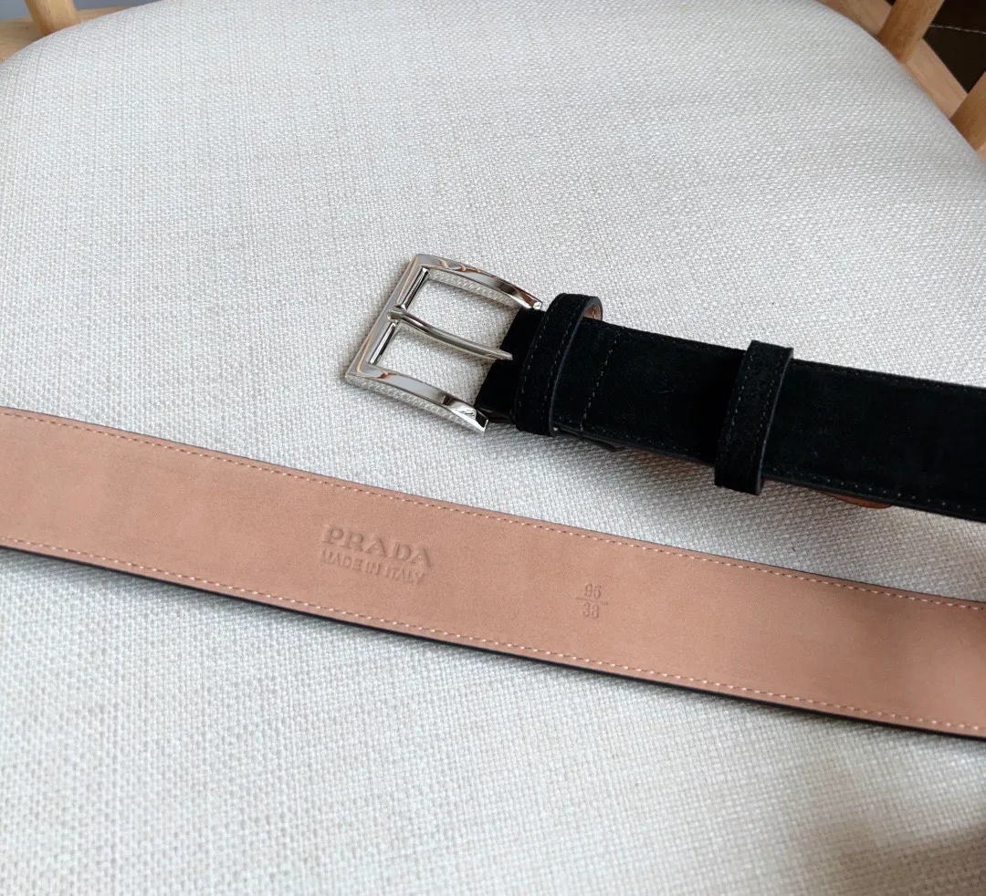 💰480💰Full package💰 💍Purchase-grade PRADA (Prada) ⚡️🌹The latest model at the counter. This suede leather belt has a simple yet exquisite style. The end is eye-catchingly decorated with an enamel triangular metal logo⚡️🌹It is the brand's iconic material. Unisex Width 3.5cm
