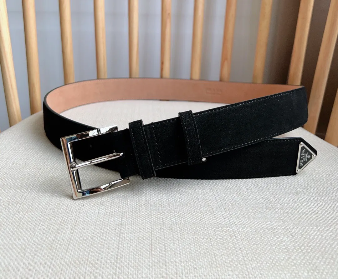 💰480💰Full package💰 💍Purchase-grade PRADA (Prada) ⚡️🌹The latest model at the counter. This suede leather belt has a simple yet exquisite style. The end is eye-catchingly decorated with an enamel triangular metal logo⚡️🌹It is the brand's iconic material. Unisex Width 3.5cm