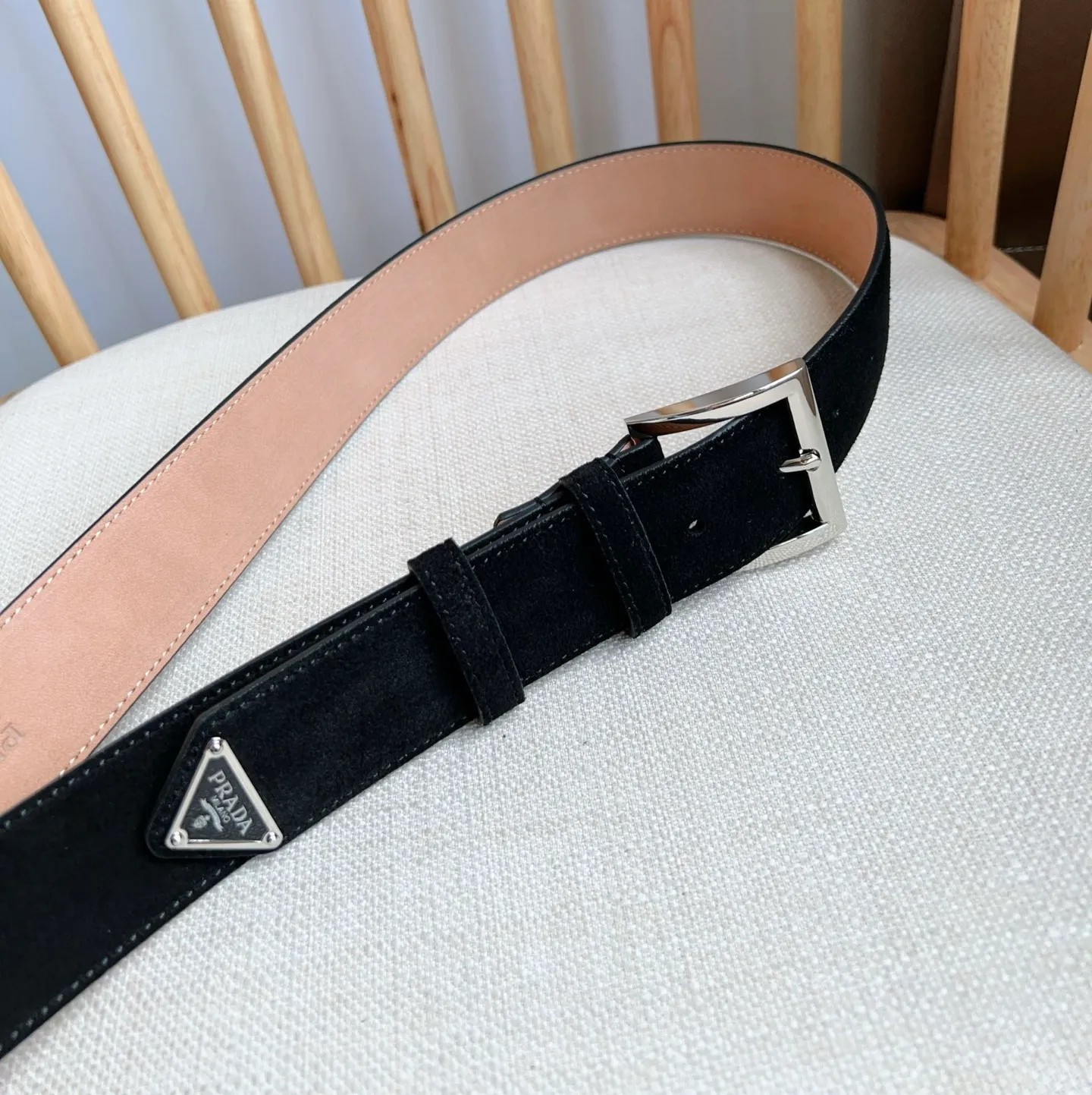 💰480💰Full package💰 💍Purchase-grade PRADA (Prada) ⚡️🌹The latest model at the counter. This suede leather belt has a simple yet exquisite style. The end is eye-catchingly decorated with an enamel triangular metal logo⚡️🌹It is the brand's iconic material. Unisex Width 3.5cm