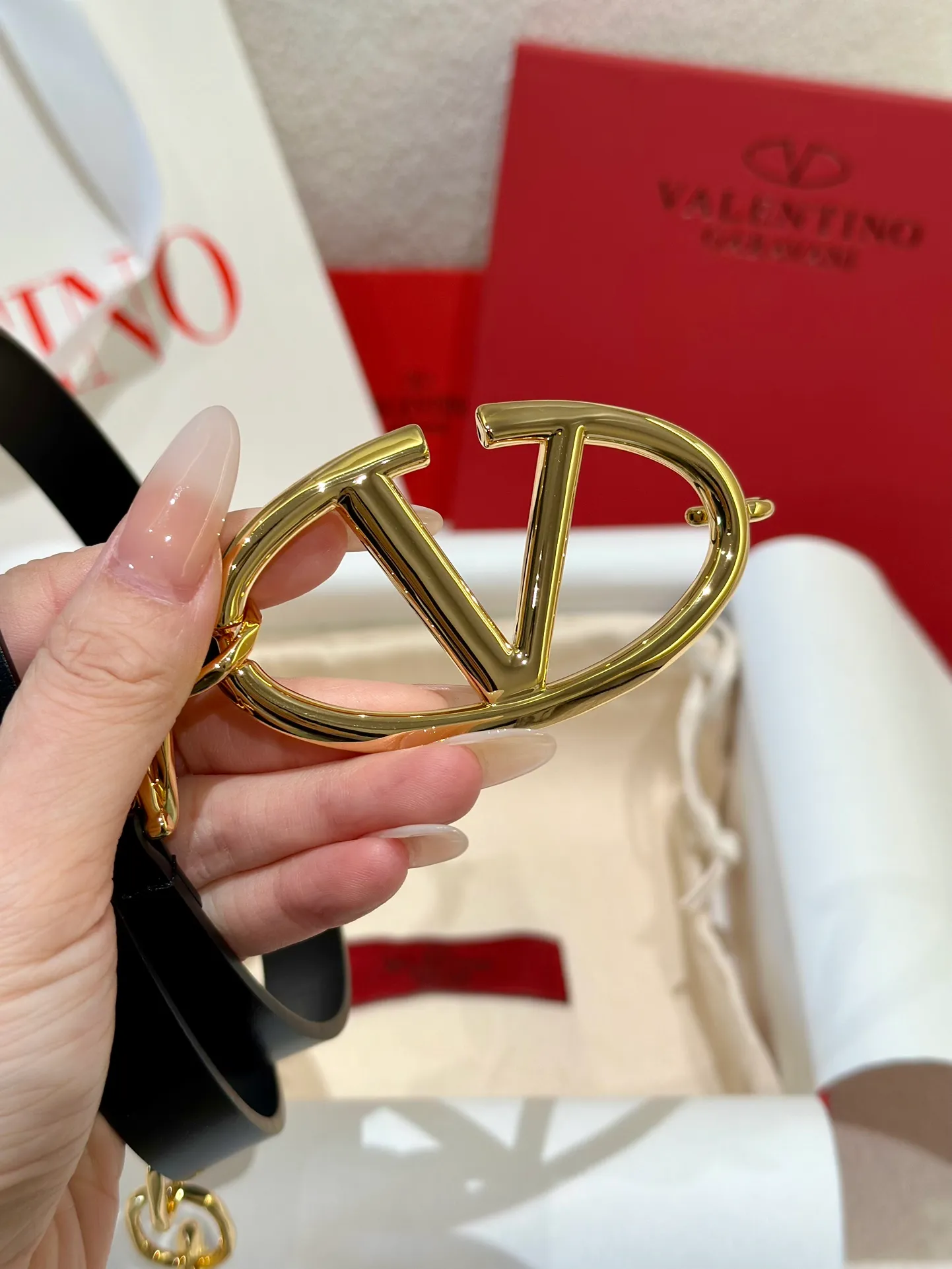 💰520💰Full set of packaging💰 💍Valentino, genuine grade, real shot of large goods‼ ️ Chain waist chain, brick buckle, with super chic feel, retro fork looks elegant, fashionable and individual! It's really smart and cute. It can be worn on the upper body to perfectly modify the figure. It's a must-have for fashion. ZP customization. The same brass material as the counter. Code number: 75.80.85.90.95