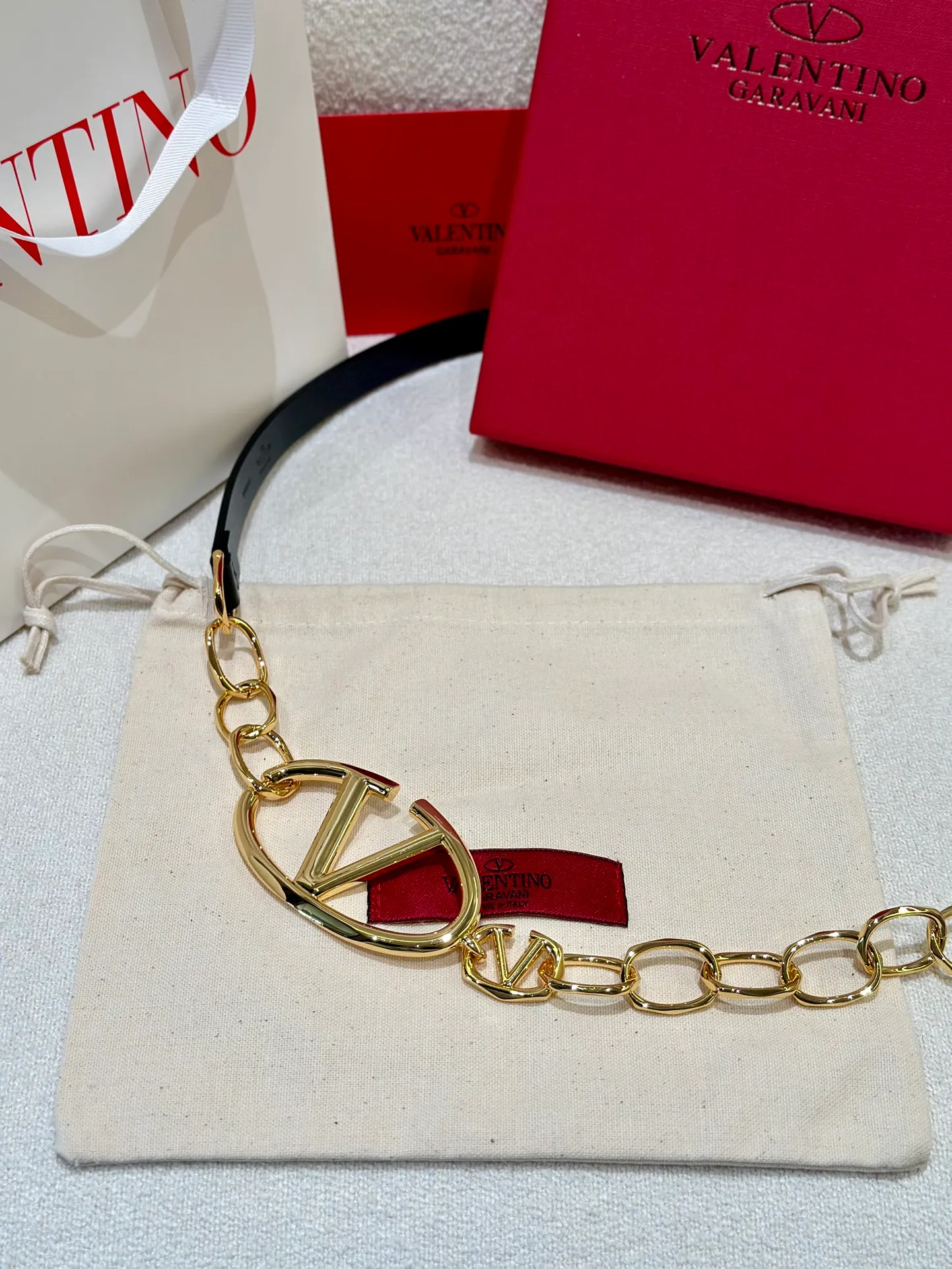 💰520💰Full set of packaging💰 💍Valentino, genuine grade, real shot of large goods‼ ️ Chain waist chain, brick buckle, with super chic feel, retro fork looks elegant, fashionable and individual! It's really smart and cute. It can be worn on the upper body to perfectly modify the figure. It's a must-have for fashion. ZP customization. The same brass material as the counter. Code number: 75.80.85.90.95
