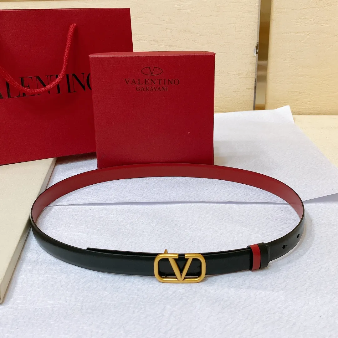 💰440💰Full package💰 💍Purchase level Valentino VALENTINO GARAVANI VLOGO SIGNATURE Reversible Brass classic buckle Glossy calfskin belt -VLOGO SIGNATURE buckle, -Glossy calfskin material Horizontal stripe belt -Width: 2.0cm