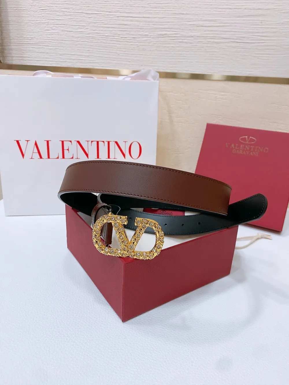 💰480💰Full package💰 💍Purchasing-grade Valentino VLOGO SIGNATURE buckle, decorated with Swarovski® imitation pearls -Swarovski diamond pattern buckle -Imported calfskin material, plain belt body -Width: 3 cm
