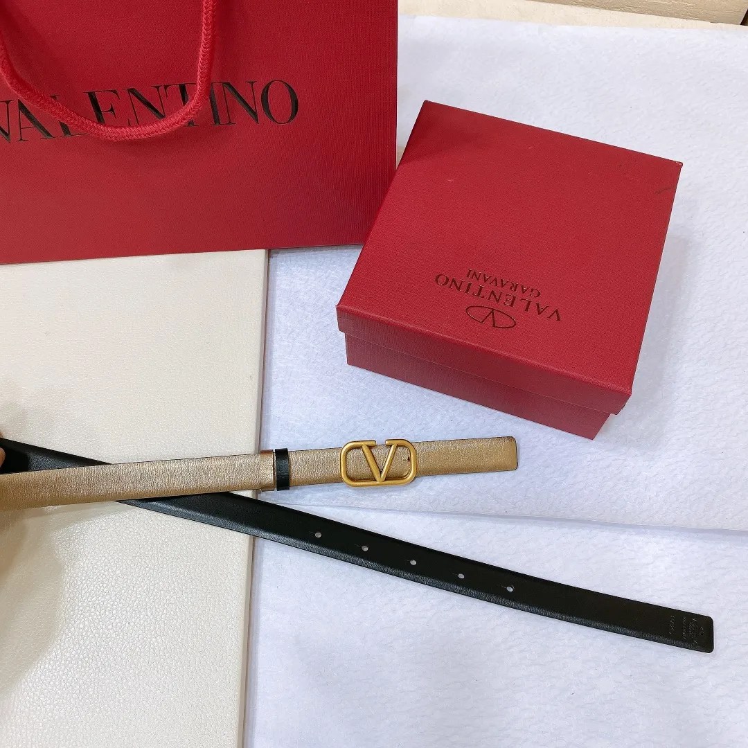 💰440💰Full package💰 💍Purchase level Valentino VALENTINO GARAVANI VLOGO SIGNATURE Reversible Brass classic buckle Glossy calfskin belt -VLOGO SIGNATURE buckle, -Glossy calfskin material Horizontal stripe belt -Width: 2.0cm