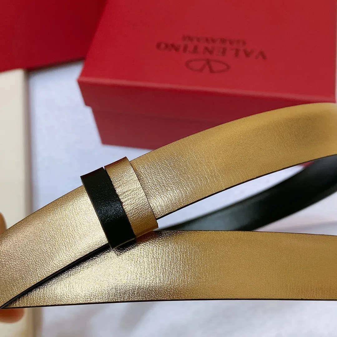💰440💰Full package💰 💍Purchase level Valentino VALENTINO GARAVANI VLOGO SIGNATURE Reversible Brass classic buckle Glossy calfskin belt -VLOGO SIGNATURE buckle, -Glossy calfskin material Horizontal stripe belt -Width: 2.0cm