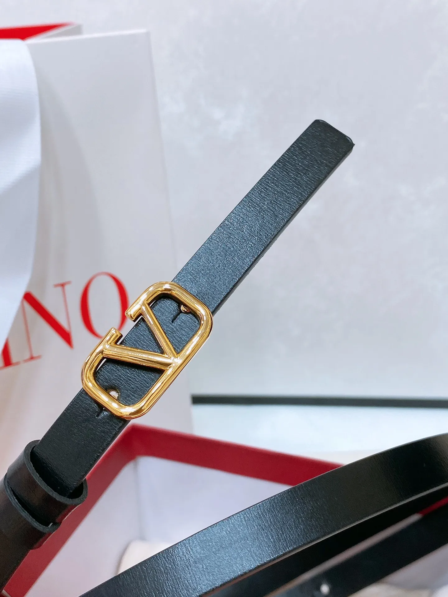 💰440💰Full package💰 💍Purchase level Valentino VLOGO SIGNATURE reversible calfskin belt - VLOGO SIGNATURE buckle brass metal -Outer metallic calfskin -Inner glossy calfskin -Width: 1 cm