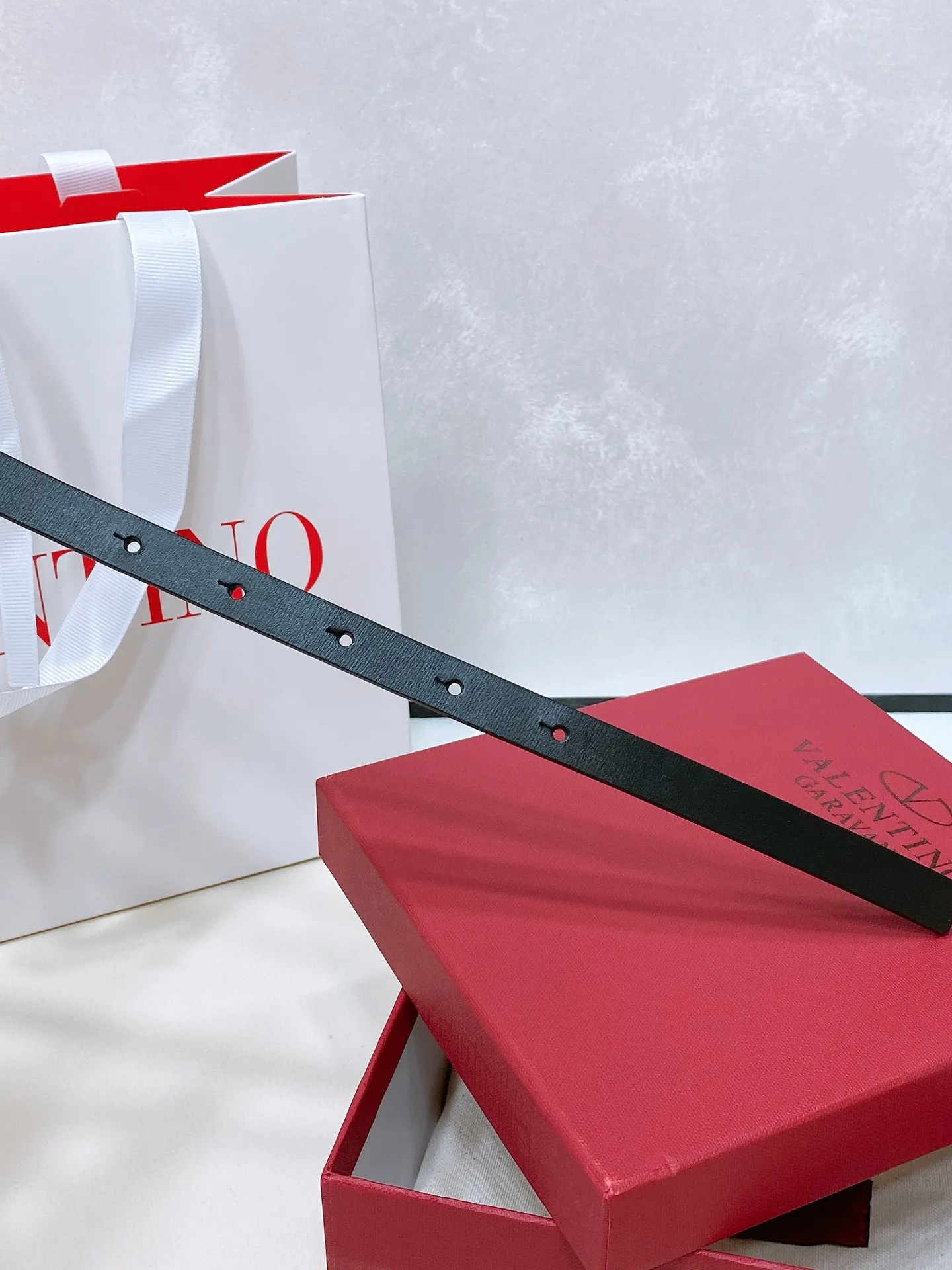 💰440💰Full package💰 💍Purchase level Valentino VLOGO SIGNATURE reversible calfskin belt - VLOGO SIGNATURE buckle brass metal -Outer metallic calfskin -Inner glossy calfskin -Width: 1 cm