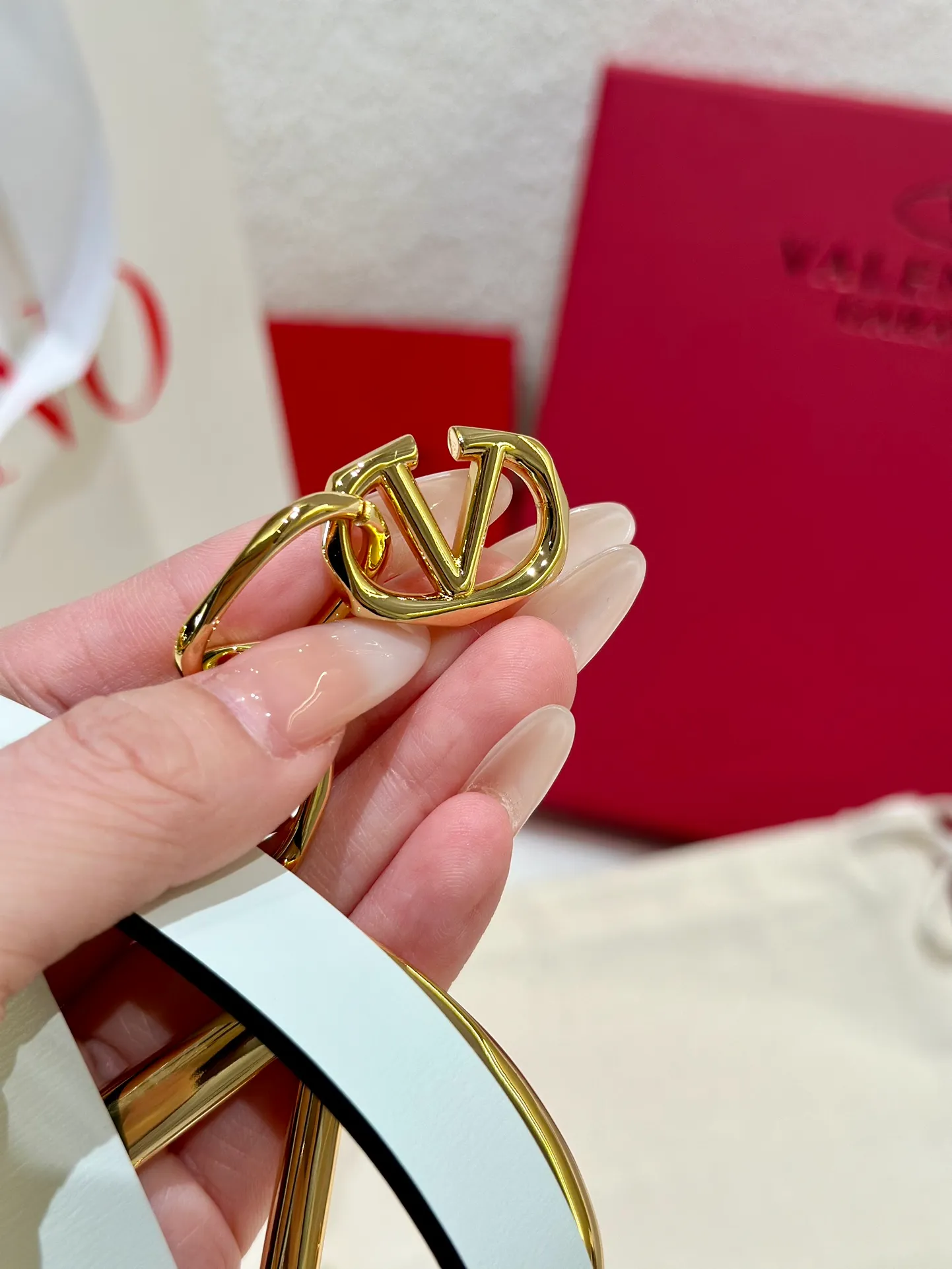 💰520💰Full set of packaging💰 💍Valentino, genuine grade, real shot of large goods‼ ️ Chain waist chain, brick buckle, with super chic feel, retro fork looks elegant, fashionable and individual! It's really smart and cute. It can be worn on the upper body to perfectly modify the figure. It's a must-have for fashion. ZP customization. The same brass material as the counter. Code number: 75.80.85.90.95