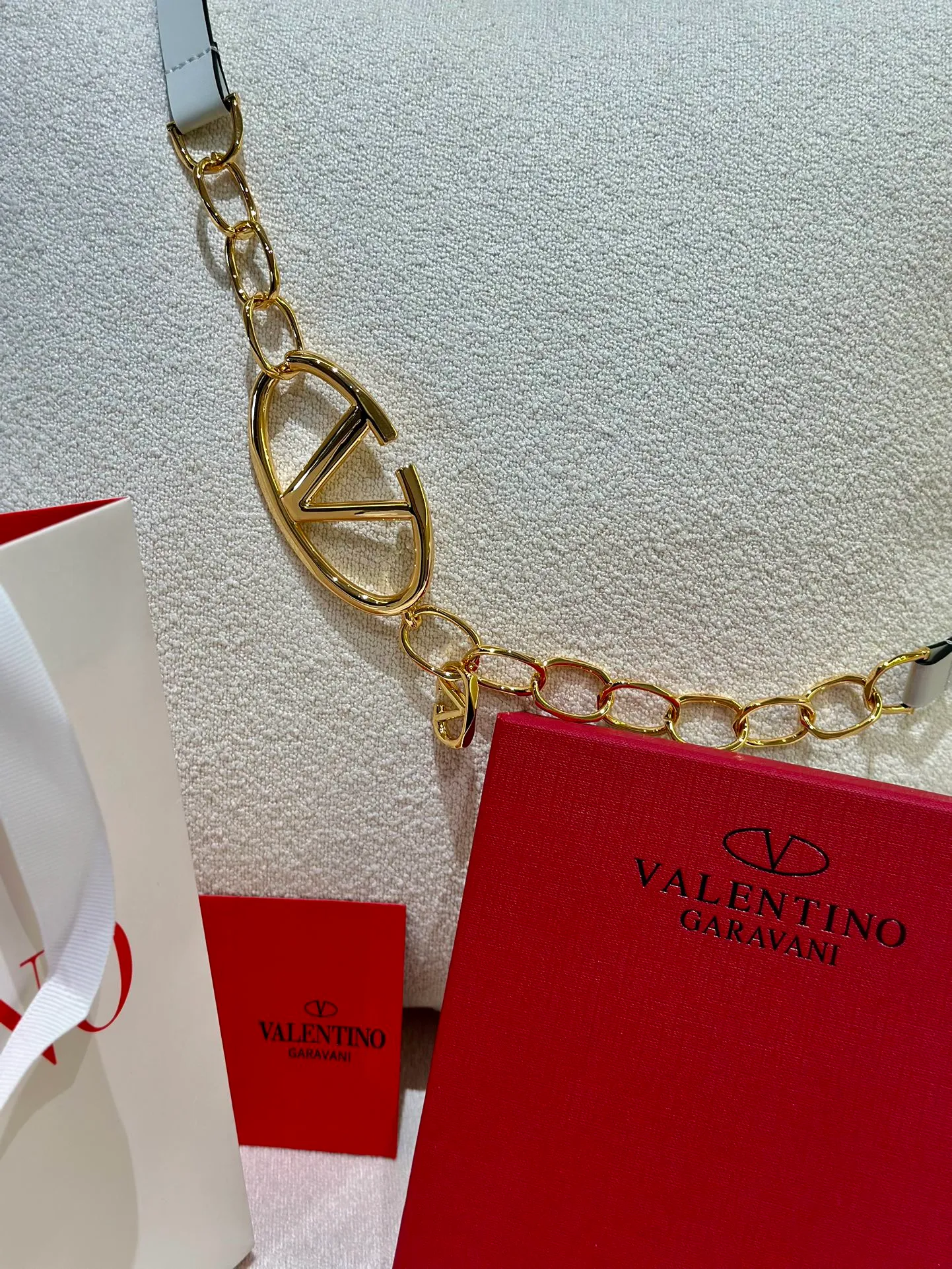 💰520💰Full set of packaging💰 💍Valentino, genuine grade, real shot of large goods‼ ️ Chain waist chain, brick buckle, with super chic feel, retro fork looks elegant, fashionable and individual! It's really smart and cute. It can be worn on the upper body to perfectly modify the figure. It's a must-have for fashion. ZP customization. The same brass material as the counter. Code number: 75.80.85.90.95