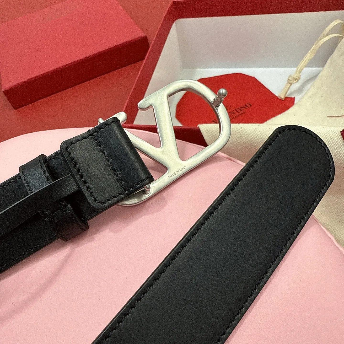 💰440💰Full package💰 💍Purchasing-grade Valentino -VLOGO SIGNATURE buckle, glossy calfskin belt -Swarovski diamond glossy buckle -Imported calfskin material, plain belt body -Width: 3 cm