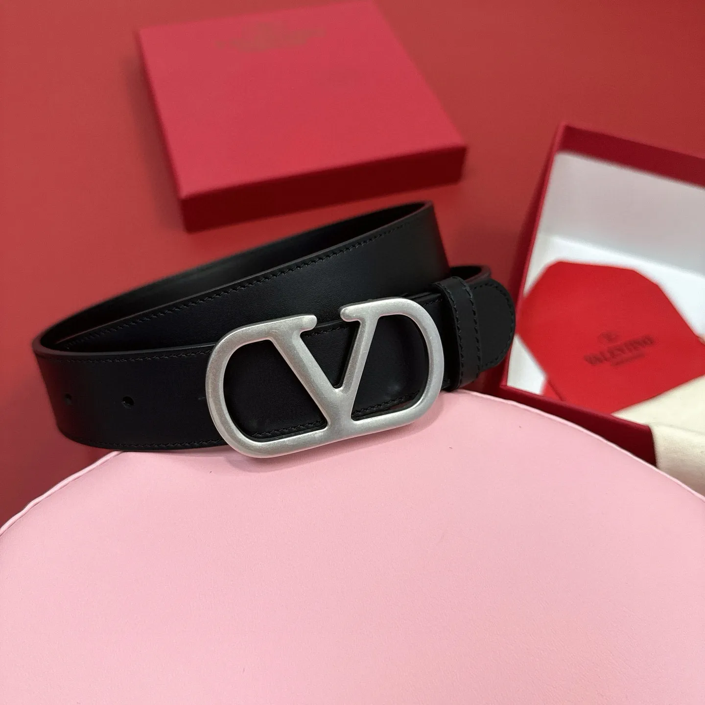 💰440💰Full package💰 💍Purchasing-grade Valentino -VLOGO SIGNATURE buckle, glossy calfskin belt -Swarovski diamond glossy buckle -Imported calfskin material, plain belt body -Width: 3 cm