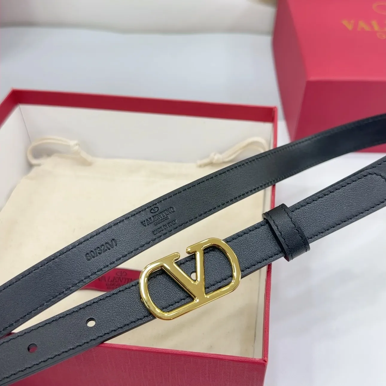 💰460💰Full package💰 💍Purchasing-grade Valentino belt ⚡️Width 2.0cm, double-sided first-layer cowhide leather ⚡️Length: .75.80.85.90.95.100 Euro, two-color hardware copper buckle original mold opening and customization to celebrate][Celebration][Celebration]