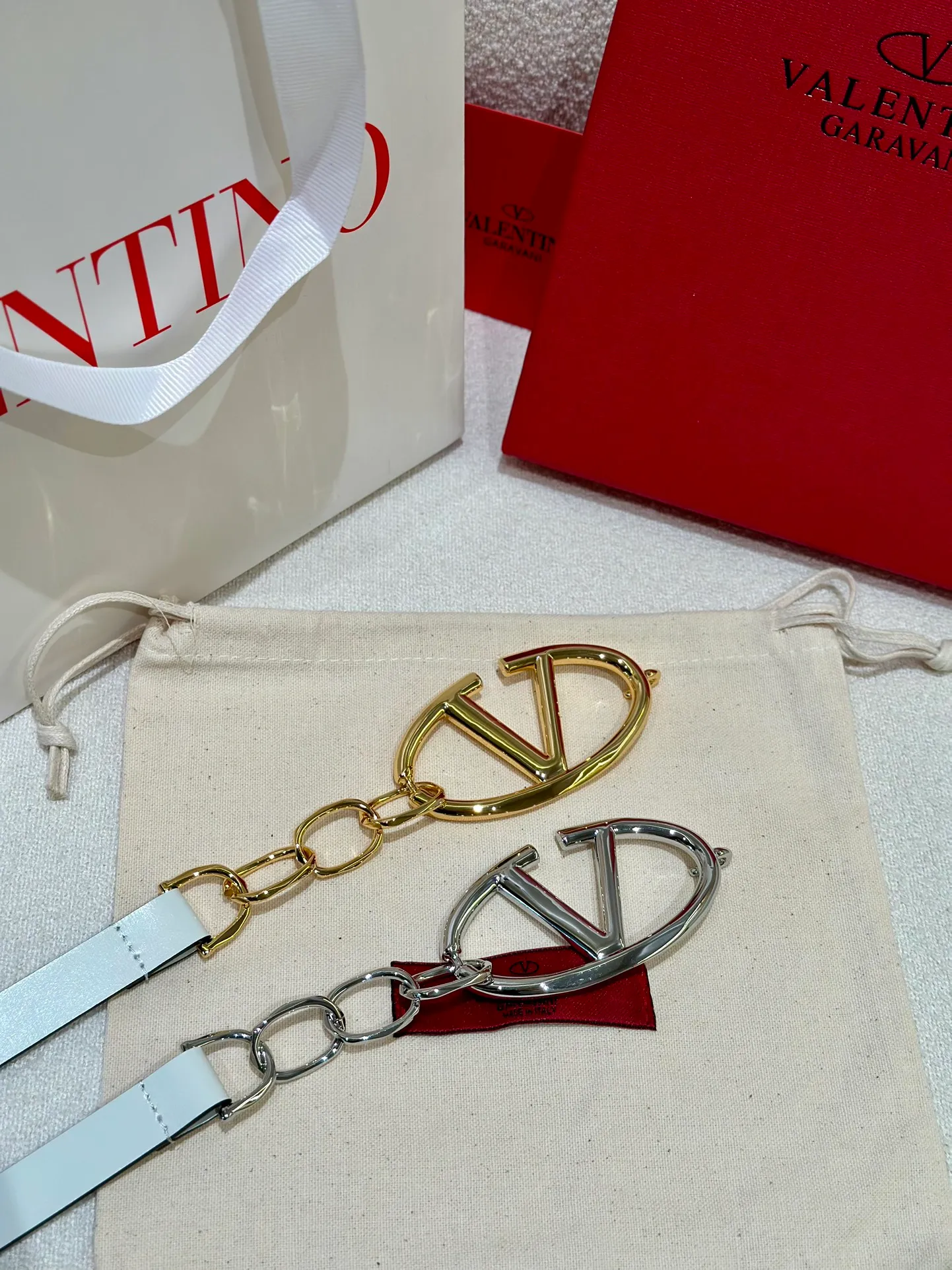 💰520💰Full set of packaging💰 💍Valentino, genuine grade, real shot of large goods‼ ️ Chain waist chain, brick buckle, with super chic feel, retro fork looks elegant, fashionable and individual! It's really smart and cute. It can be worn on the upper body to perfectly modify the figure. It's a must-have for fashion. ZP customization. The same brass material as the counter. Code number: 75.80.85.90.95